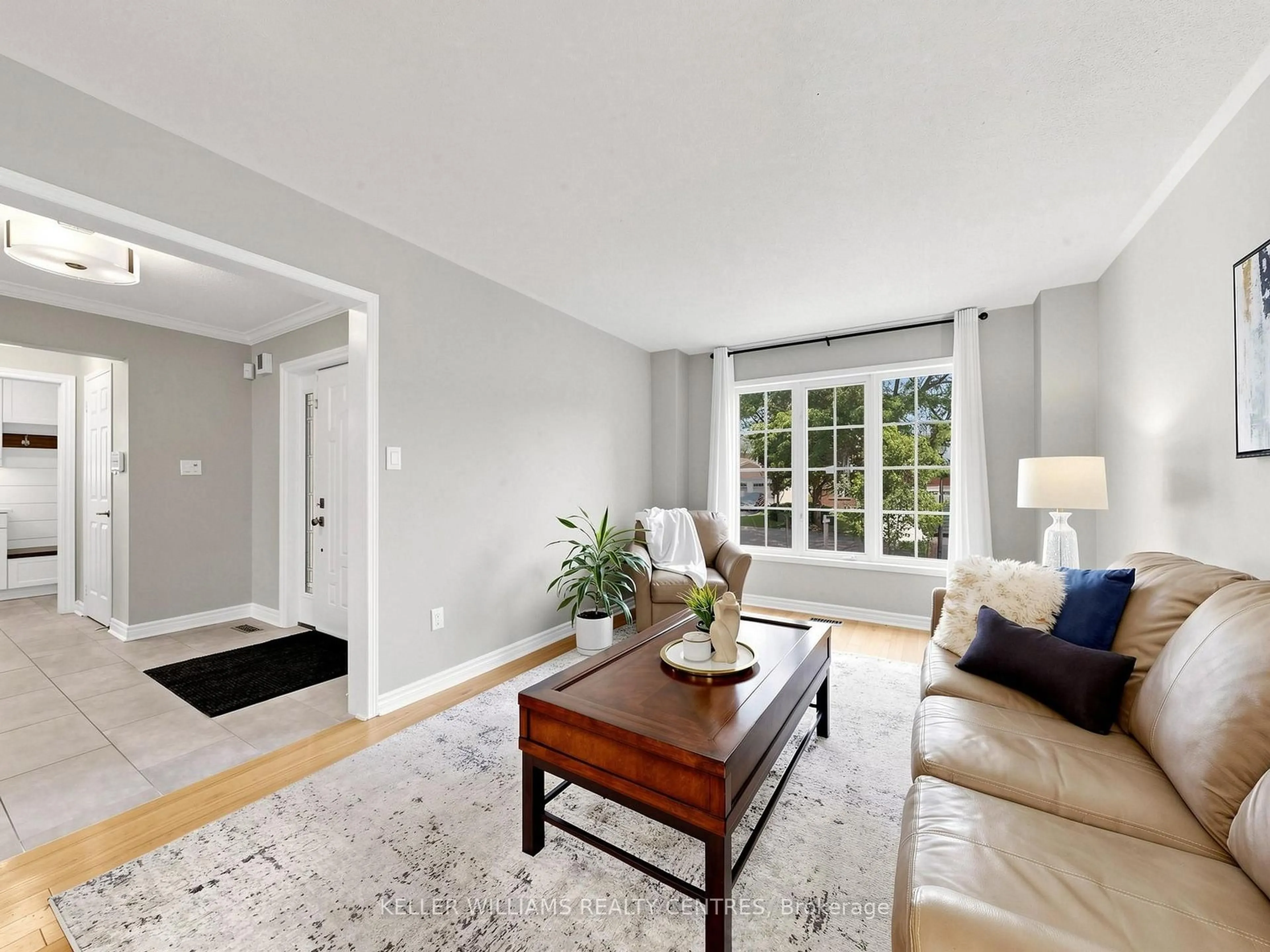 Living room with furniture, unknown for 276 Rhodes Circ, Newmarket Ontario L3X 1V4