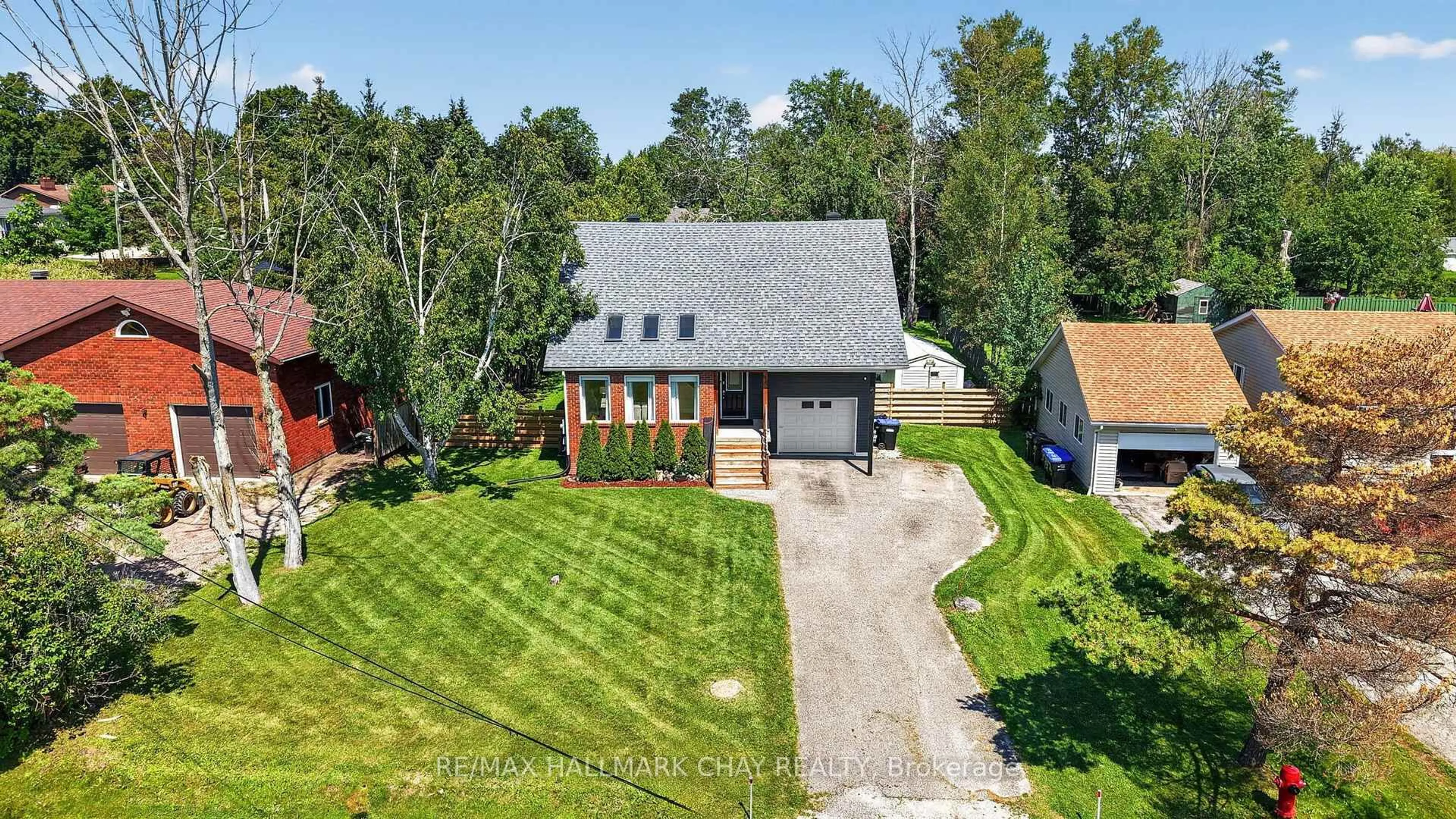 A pic from outside/outdoor area/front of a property/back of a property/a pic from drone, street for 940 Nantyr Dr, Innisfil Ontario L9S 1S7