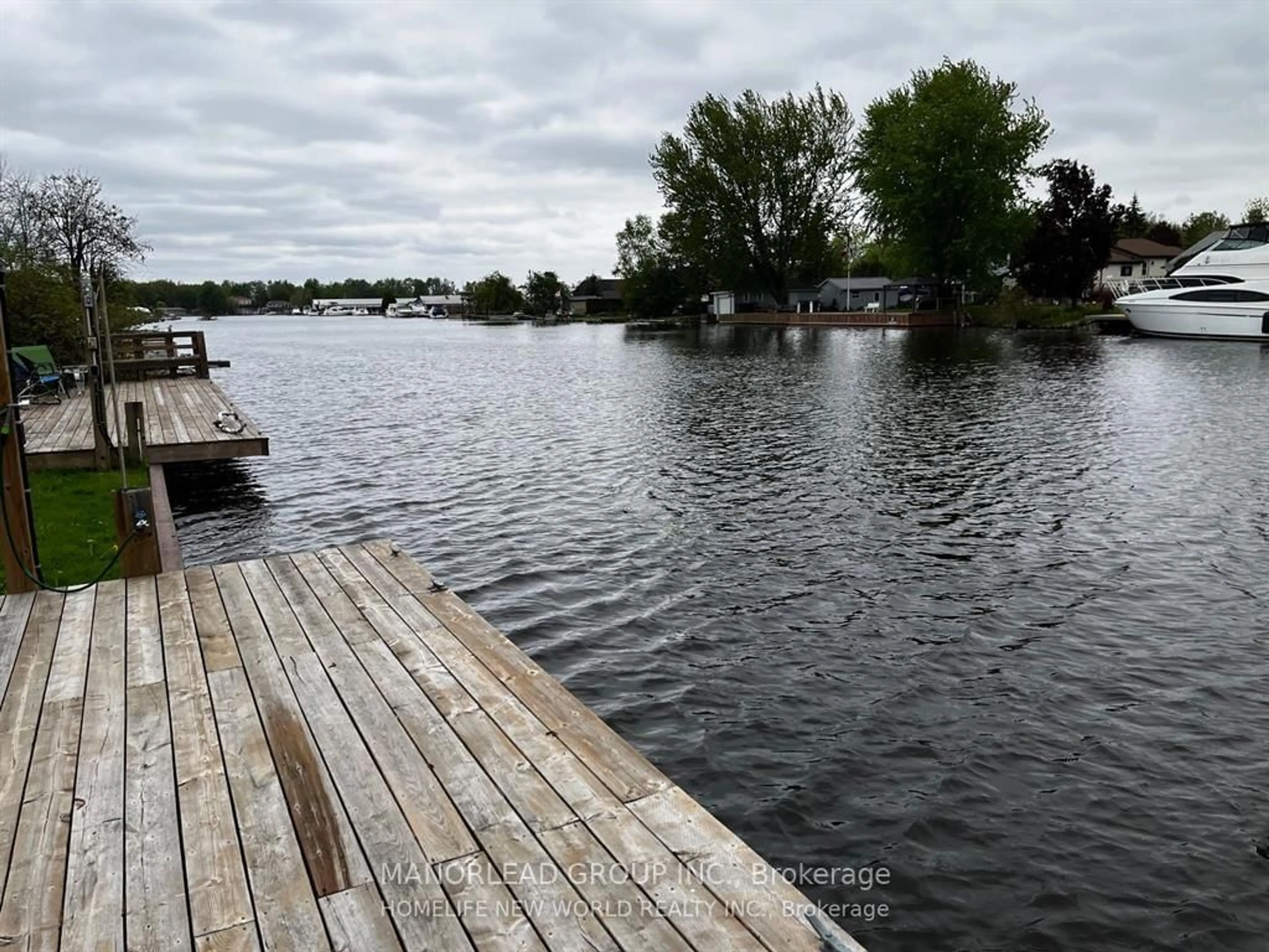 Blurry image for 31 Villa Dr, Georgina Ontario L0E 1N0