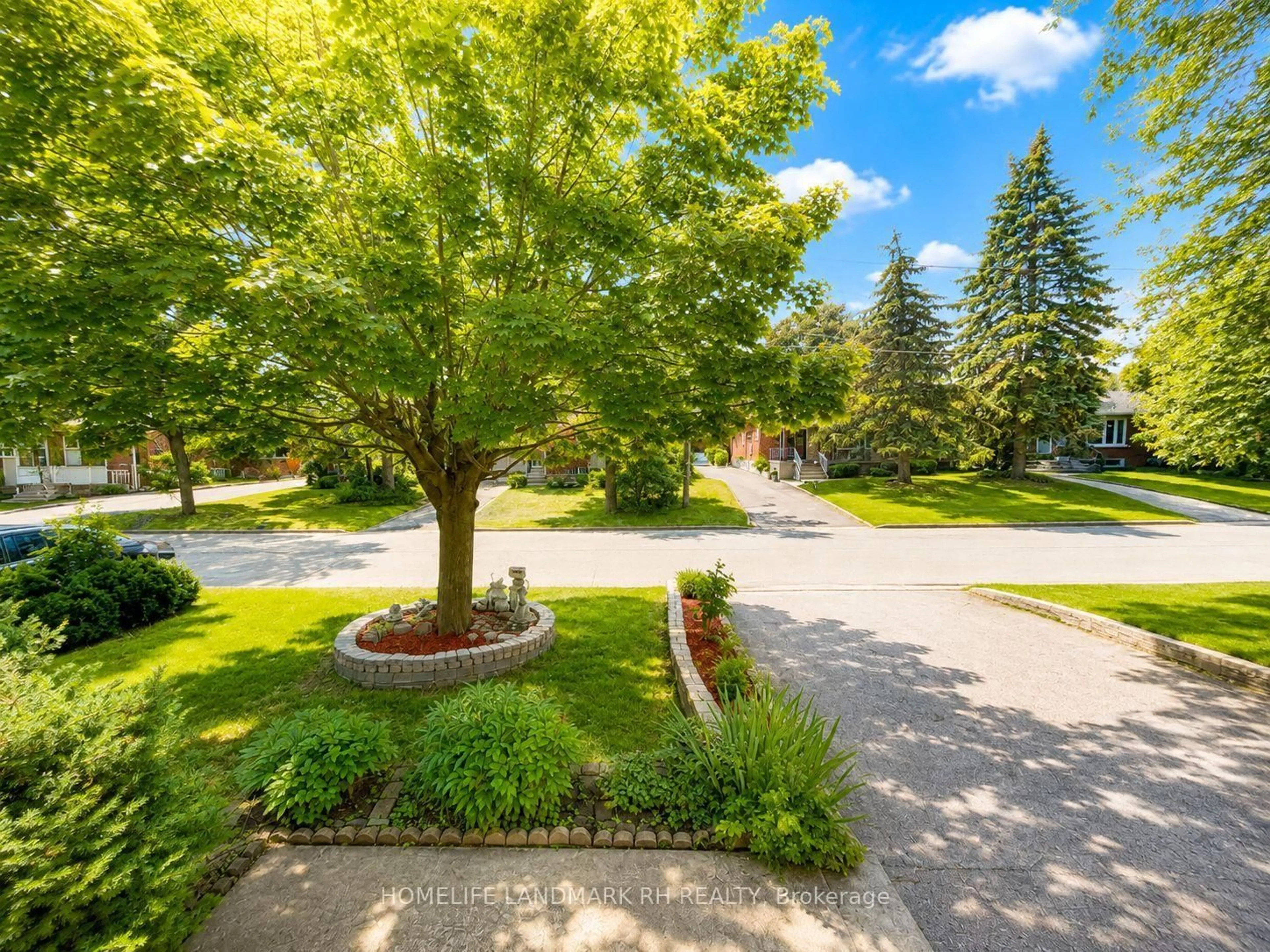 A pic from outside/outdoor area/front of a property/back of a property/a pic from drone, street for 321 Skopit Rd, Richmond Hill Ontario L4C 2Y9