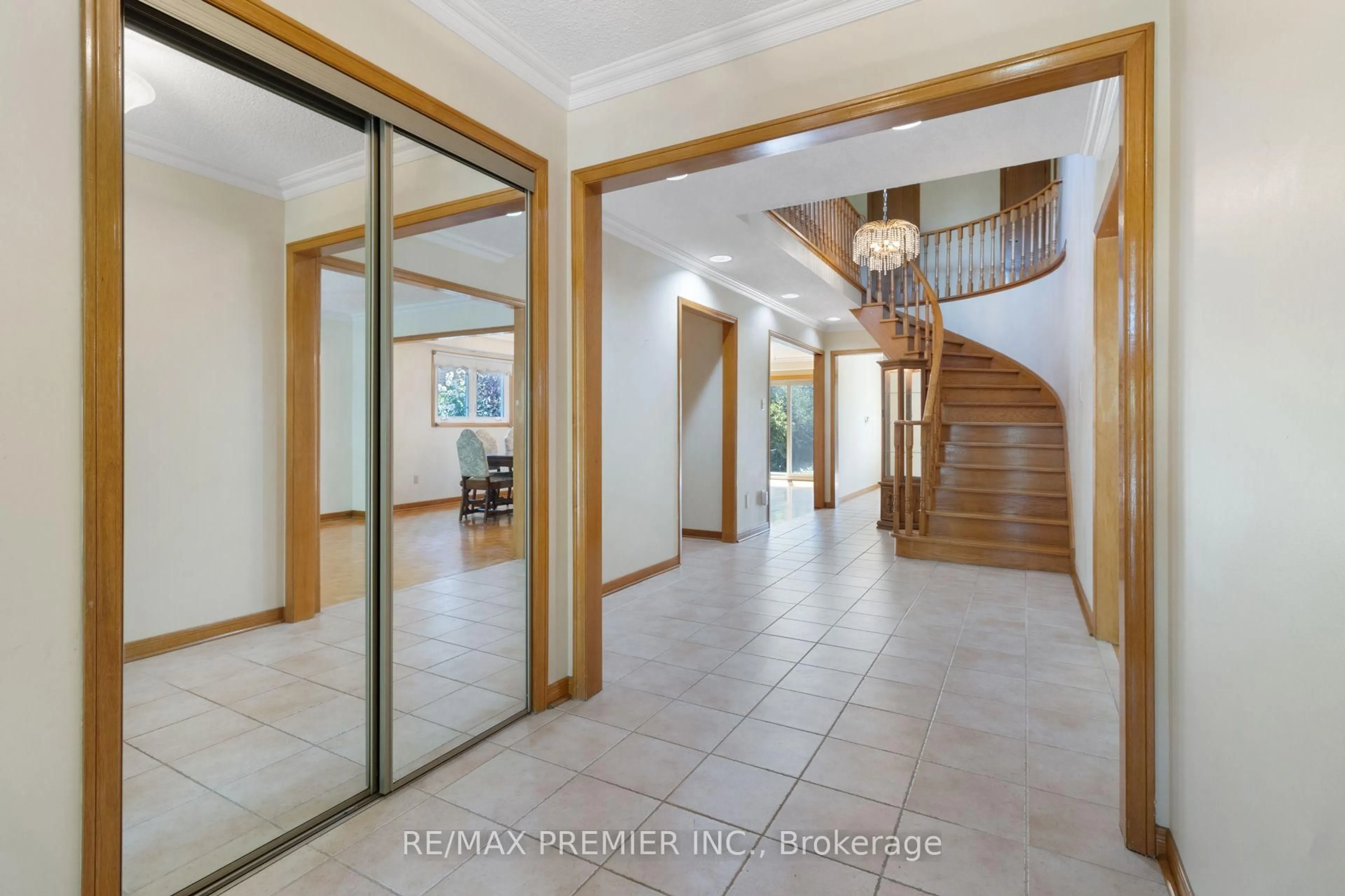 Indoor foyer for 28 Marevan Pl, Vaughan Ontario L4L 3H8
