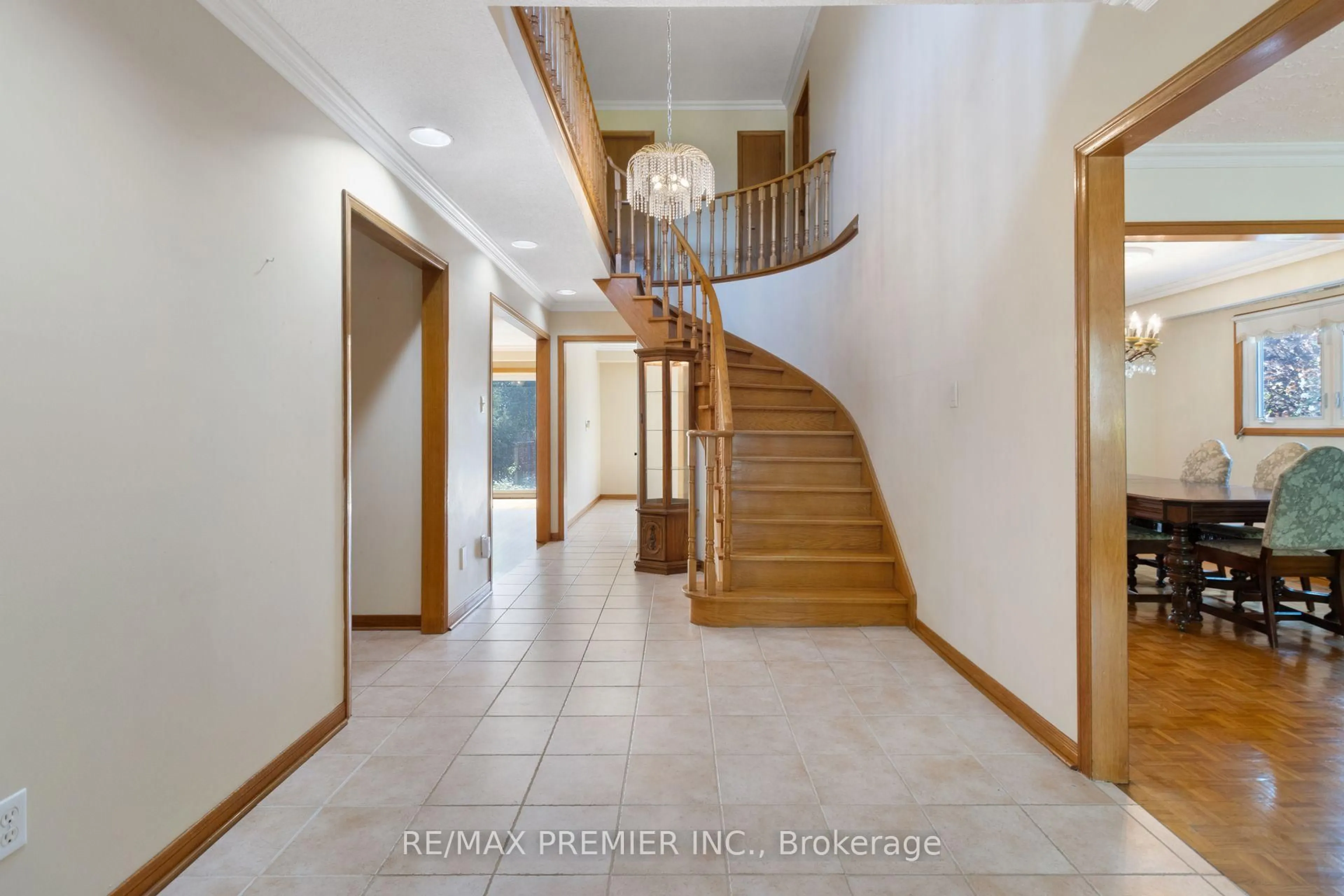 Indoor foyer for 28 Marevan Pl, Vaughan Ontario L4L 3H8