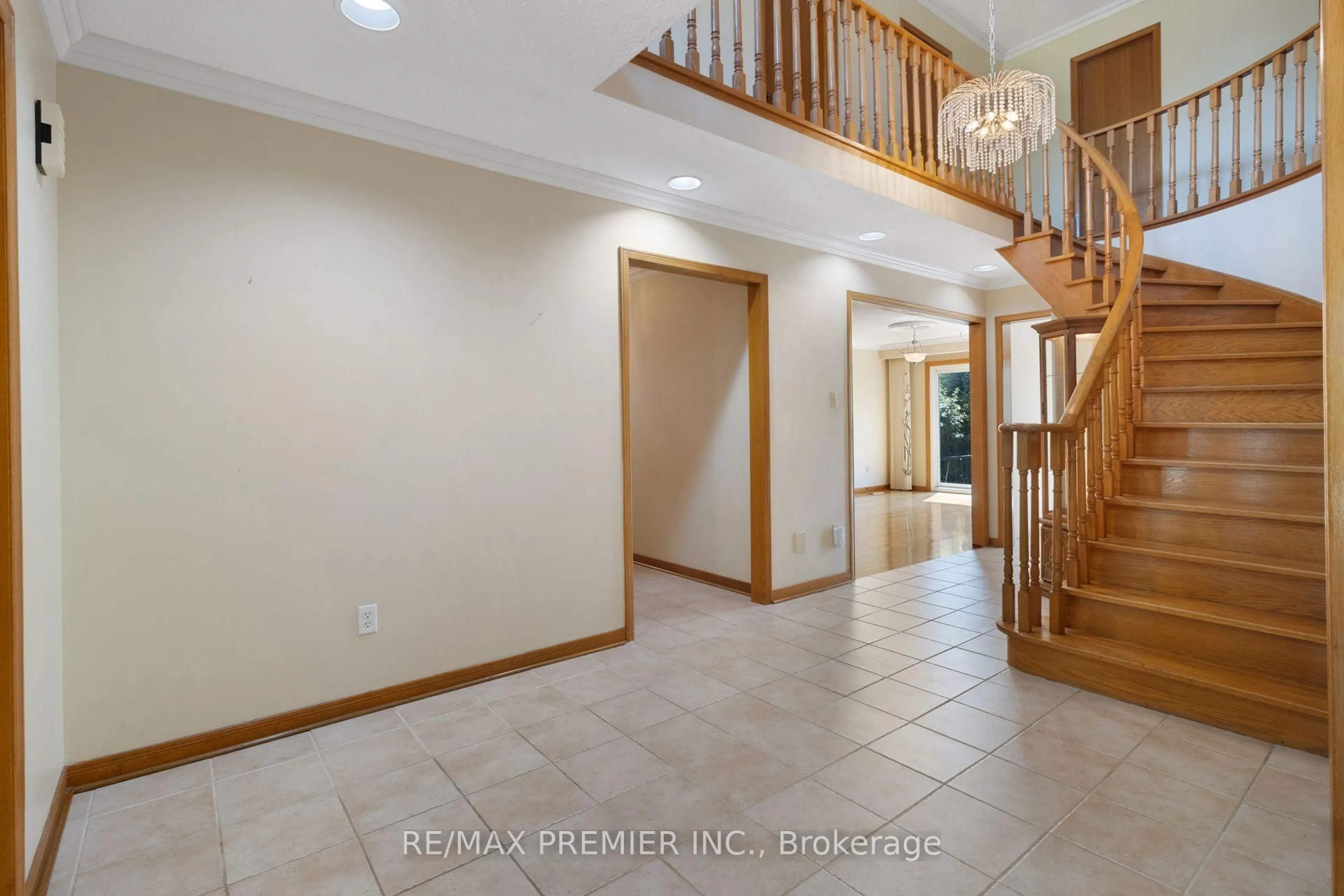 Indoor entryway for 28 Marevan Pl, Vaughan Ontario L4L 3H8