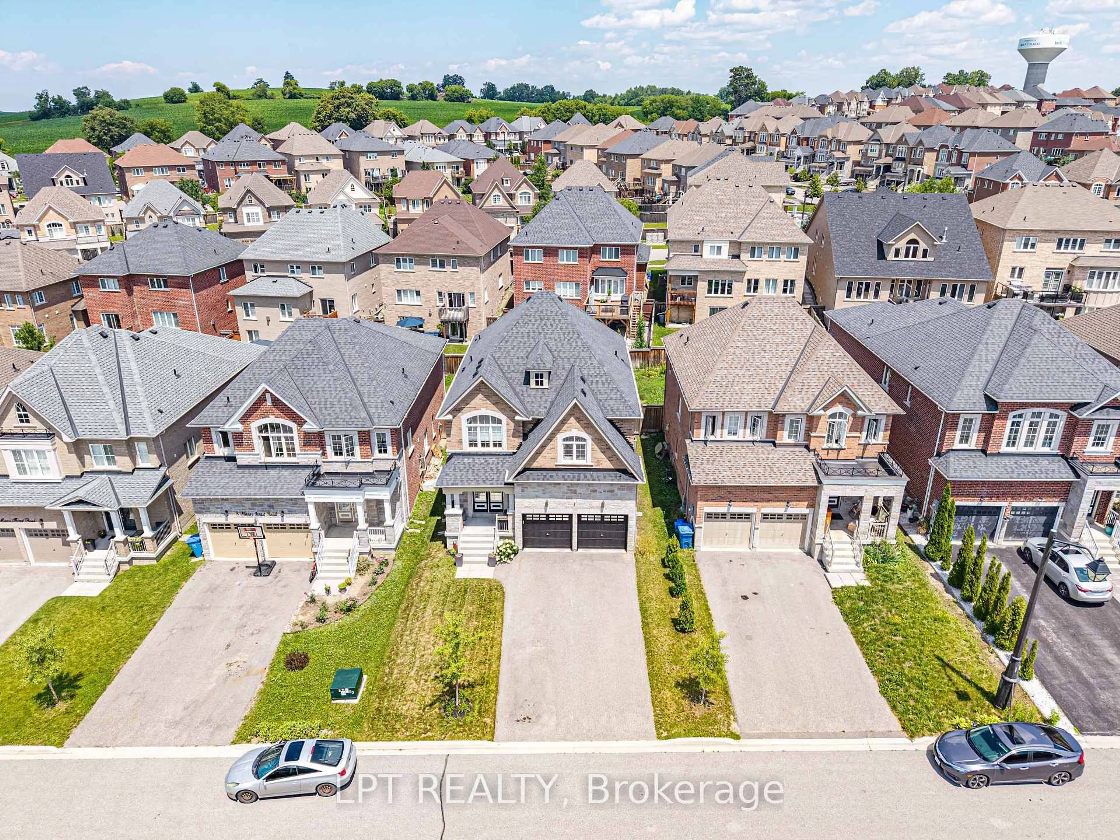 A pic from outside/outdoor area/front of a property/back of a property/a pic from drone, street for 20 Manor Forest Rd, East Gwillimbury Ontario L0G 1M0