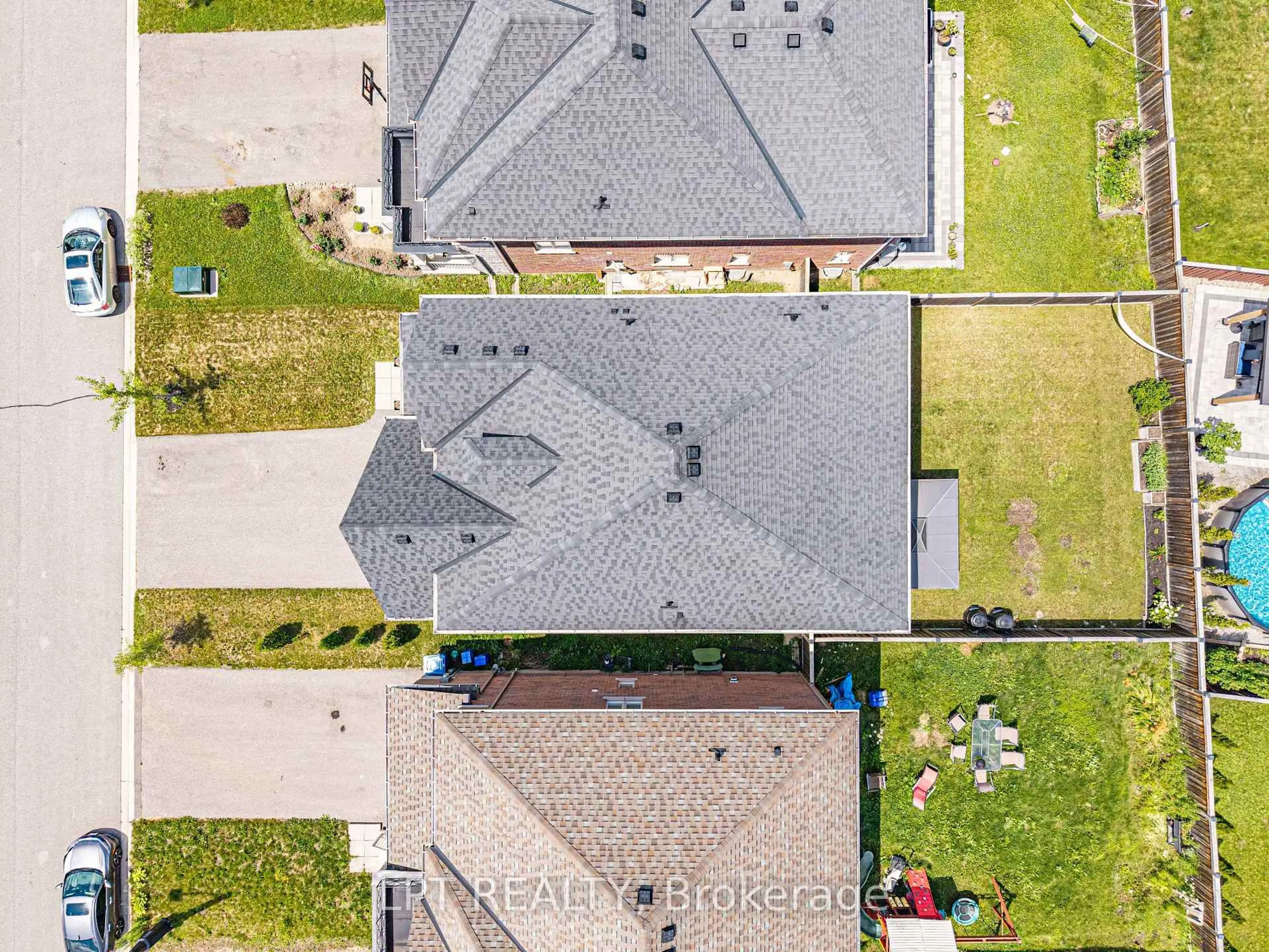 A pic from outside/outdoor area/front of a property/back of a property/a pic from drone, street for 20 Manor Forest Rd, East Gwillimbury Ontario L0G 1M0