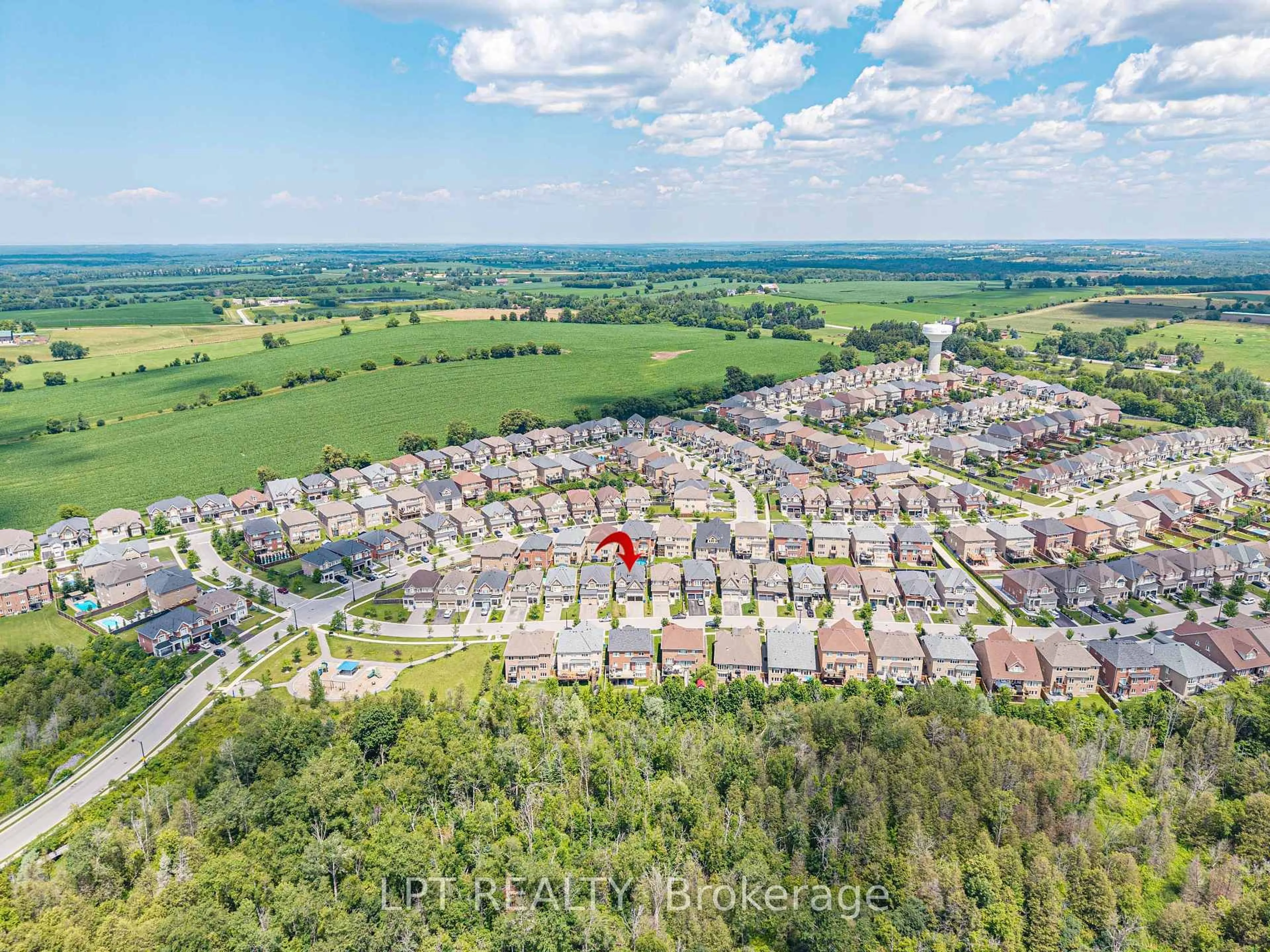 A pic from outside/outdoor area/front of a property/back of a property/a pic from drone, unknown for 20 Manor Forest Rd, East Gwillimbury Ontario L0G 1M0