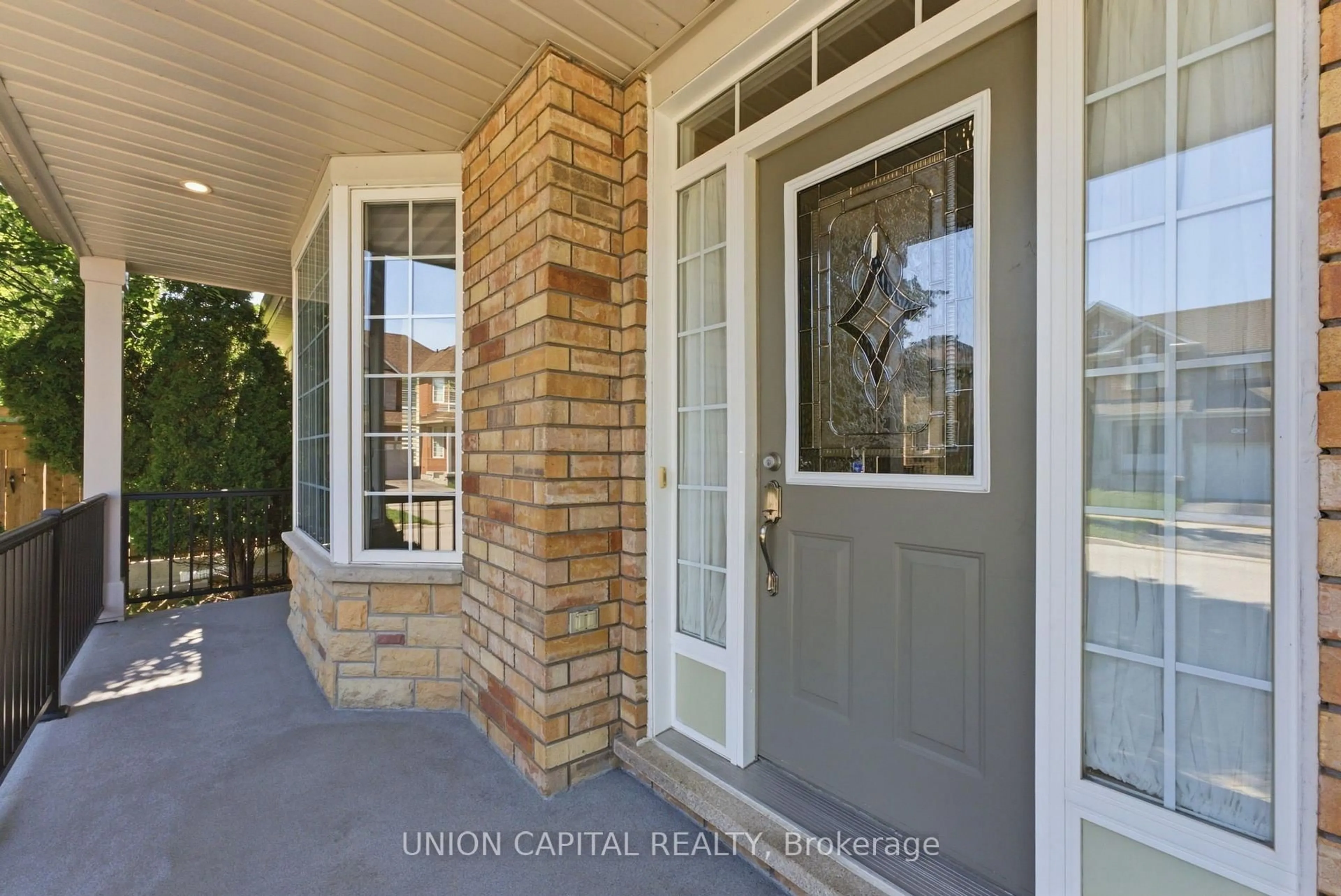 Indoor entryway for 33 Eakin Mill Rd, Markham Ontario L6E 1M7
