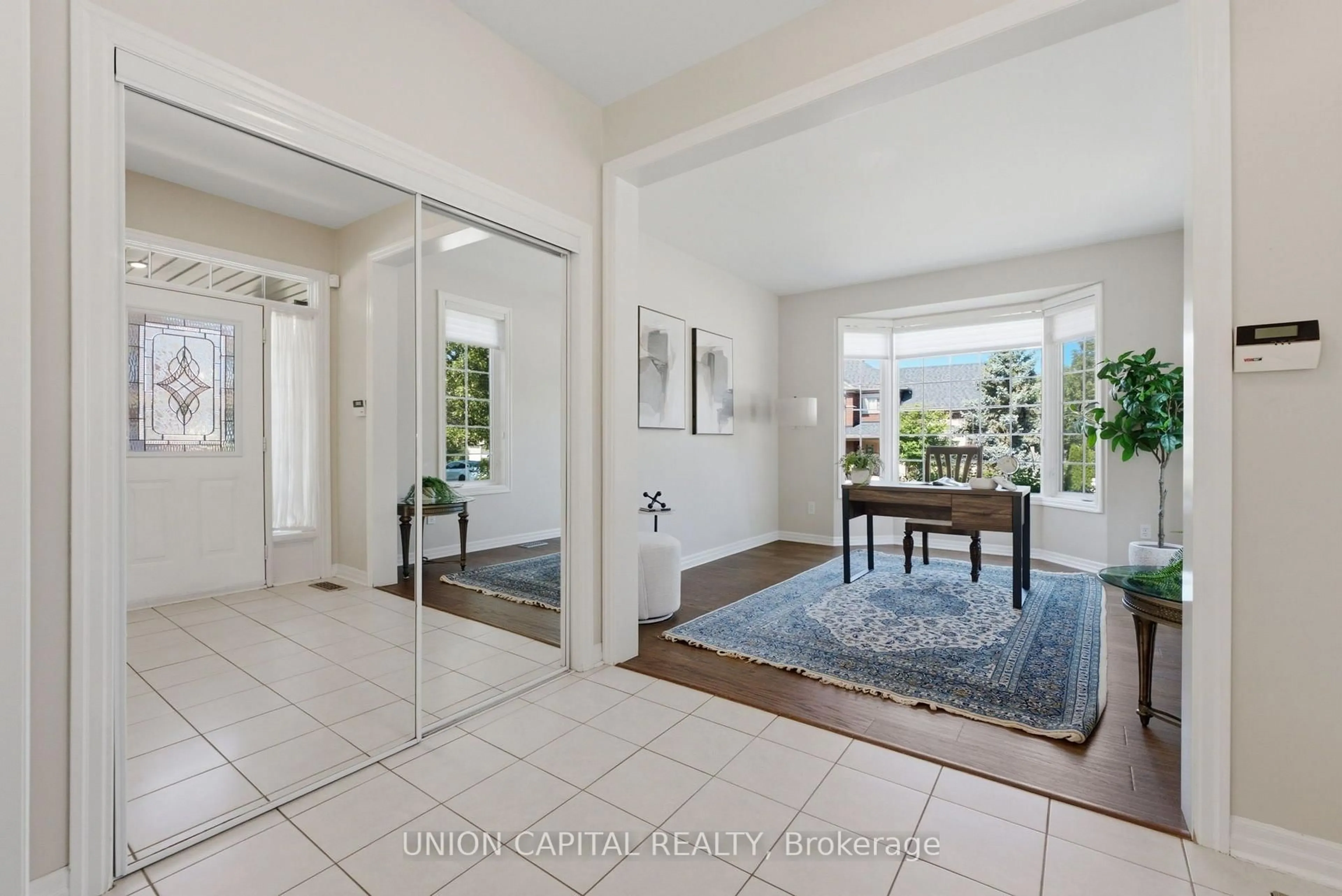 Indoor entryway for 33 Eakin Mill Rd, Markham Ontario L6E 1M7