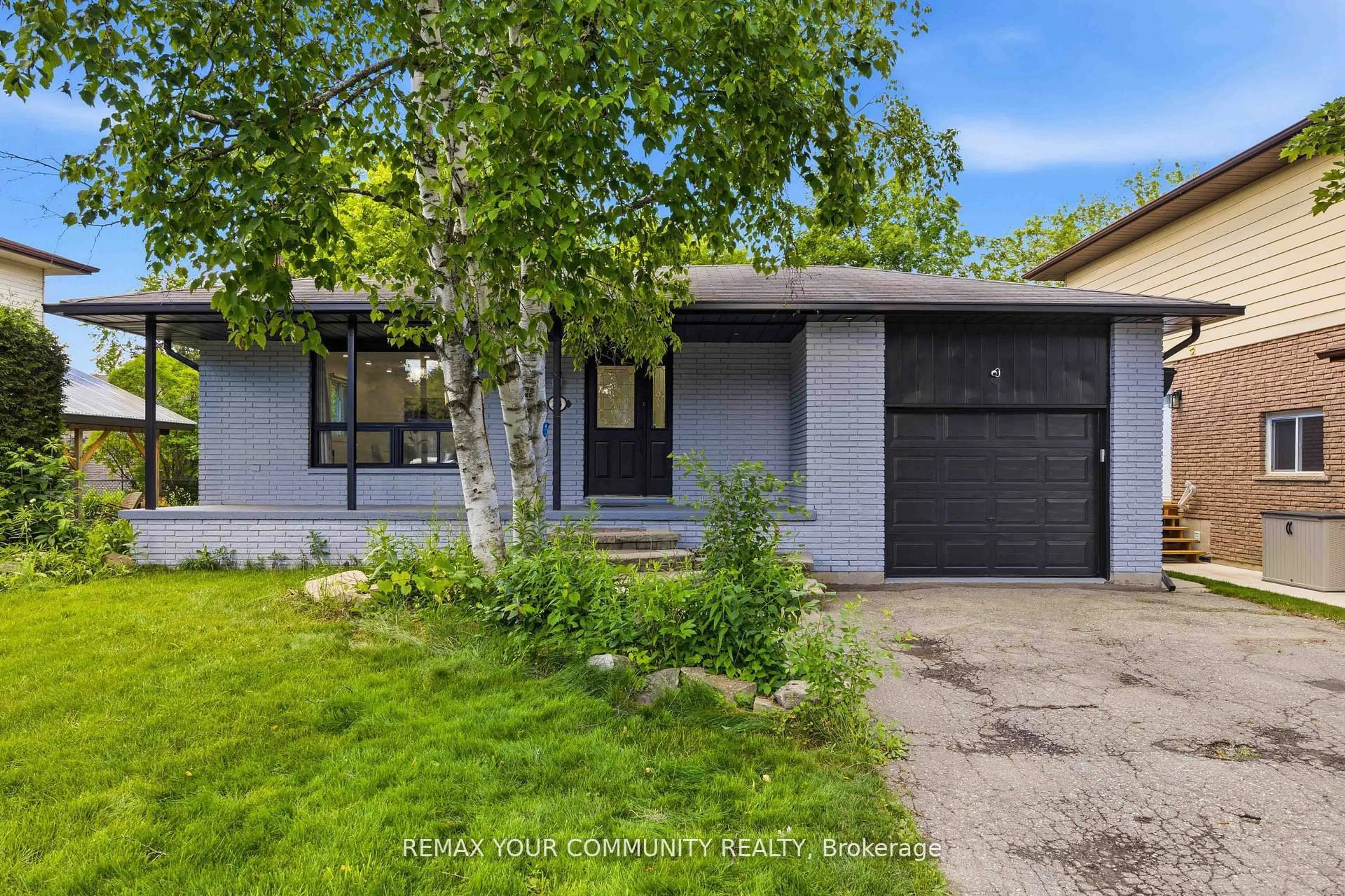 Home with vinyl exterior material, street for 244 East St, East Gwillimbury Ontario L9N 1K8