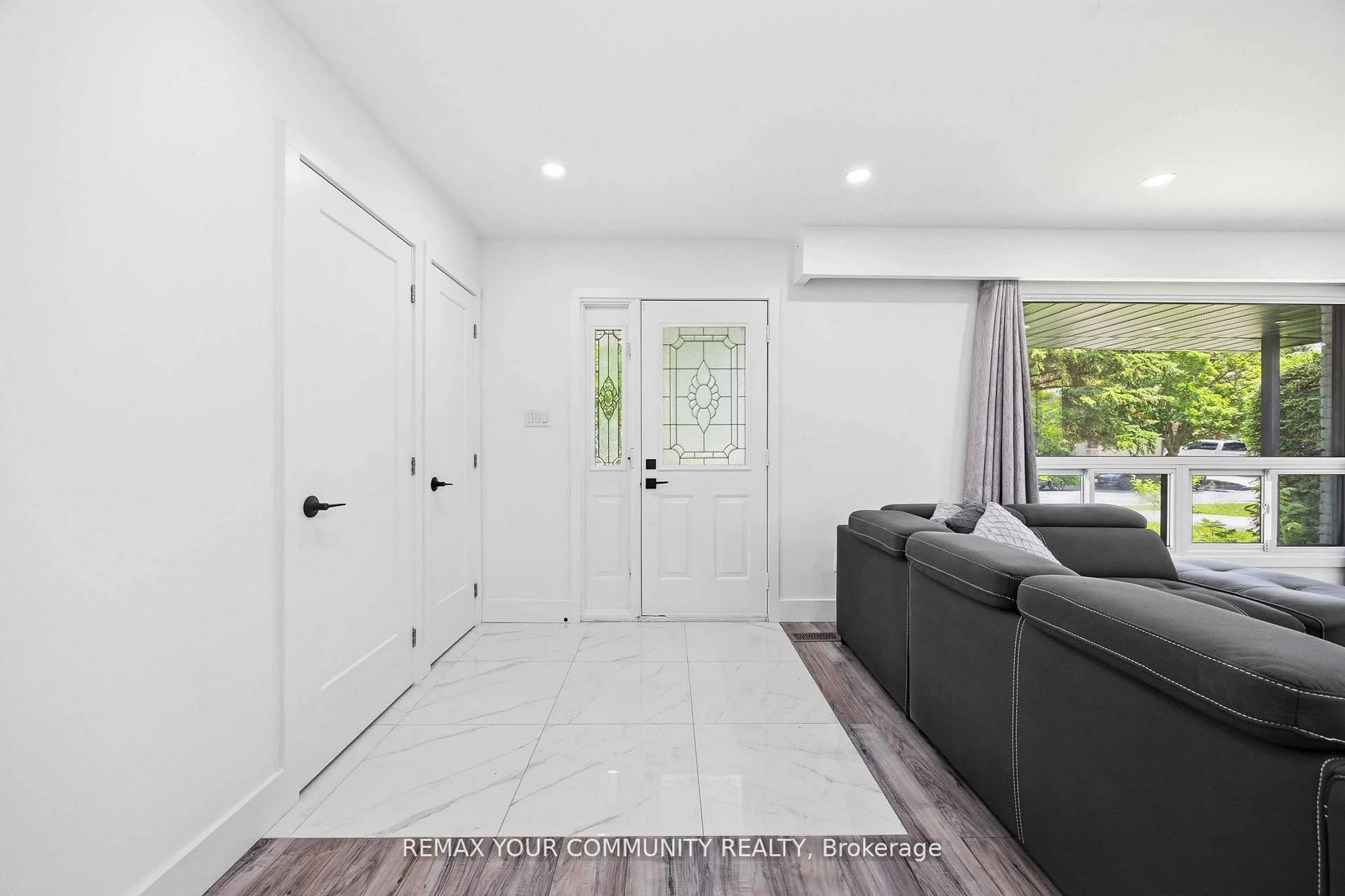 Indoor entryway for 244 East St, East Gwillimbury Ontario L9N 1K8
