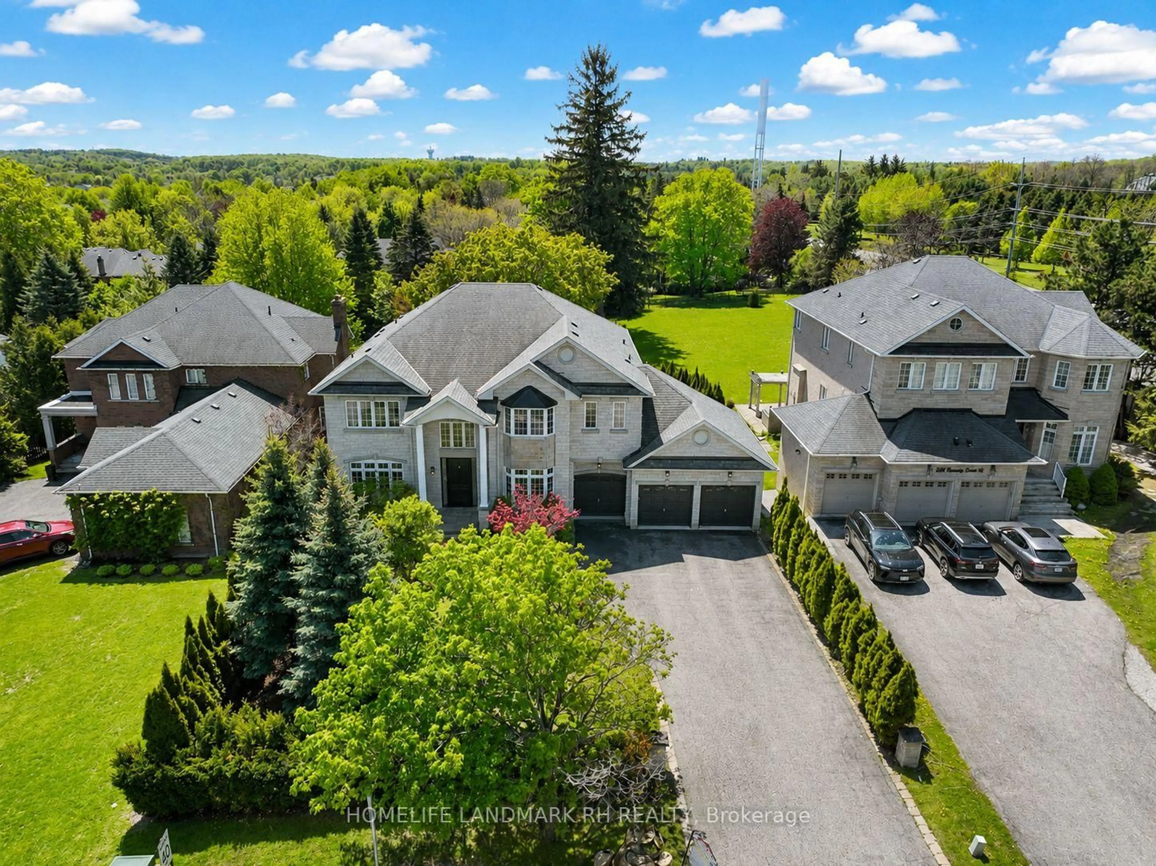 A pic from outside/outdoor area/front of a property/back of a property/a pic from drone, street for 385 Kennedy St, Aurora Ontario L4G 5M6