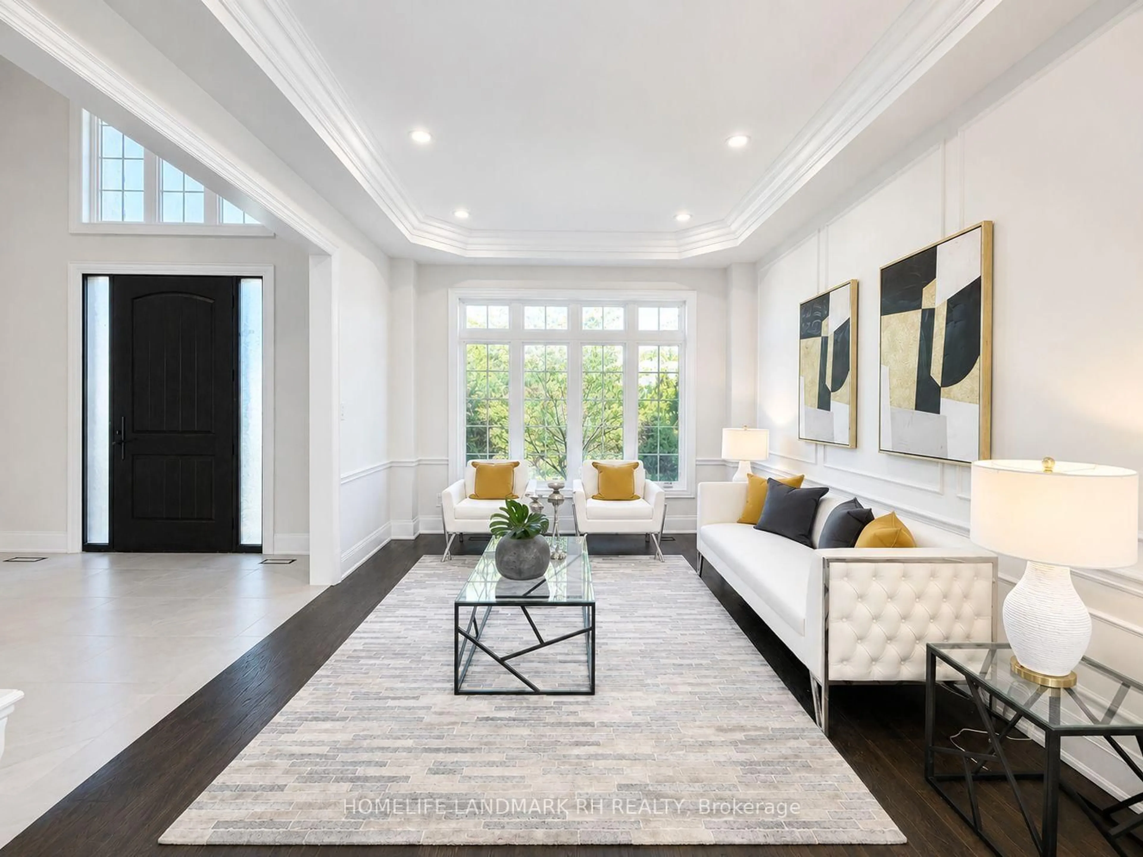 Indoor entryway for 385 Kennedy St, Aurora Ontario L4G 5M6