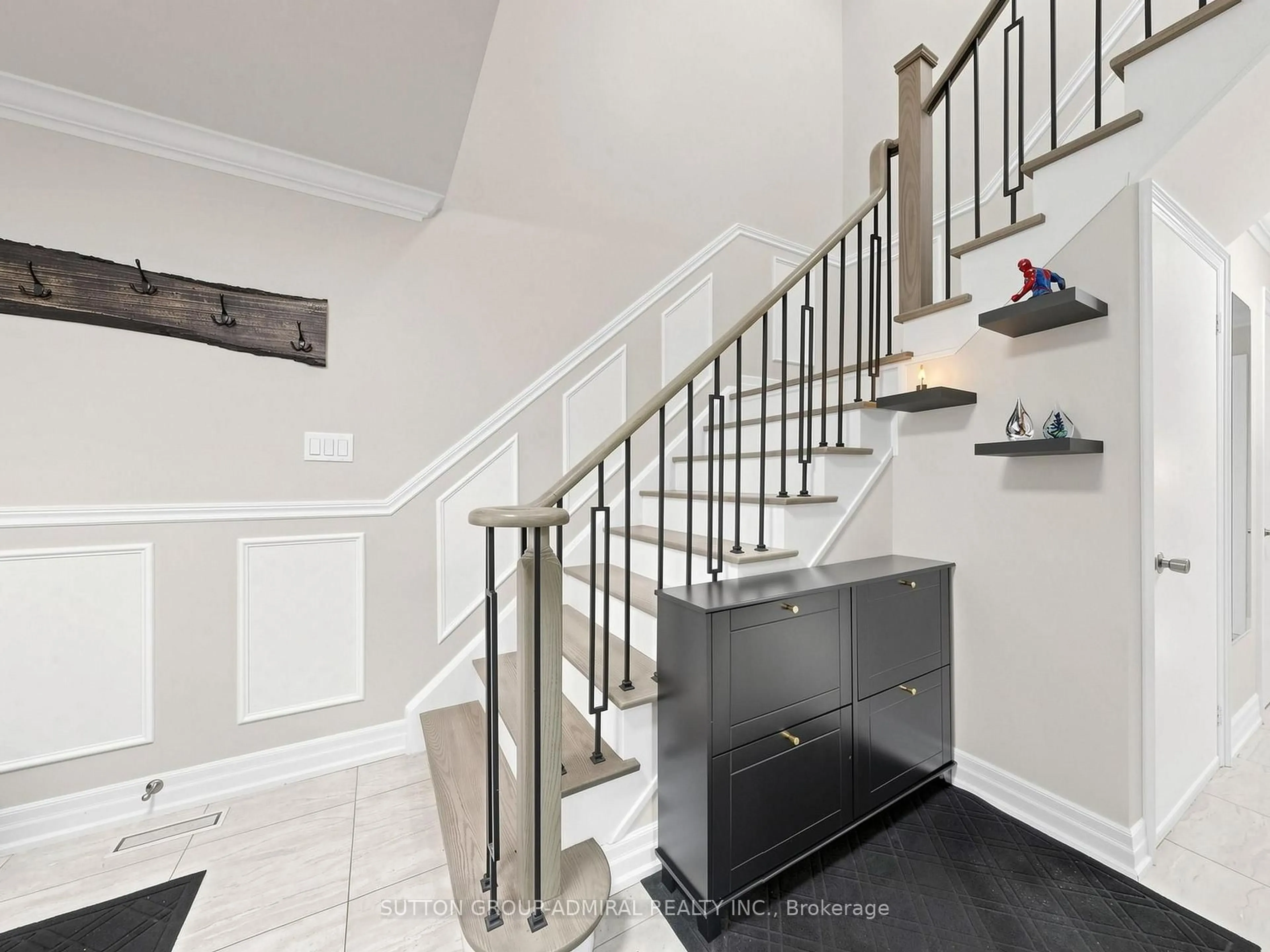 Indoor entryway for 11 Checker Crt, Vaughan Ontario L4J 5X4