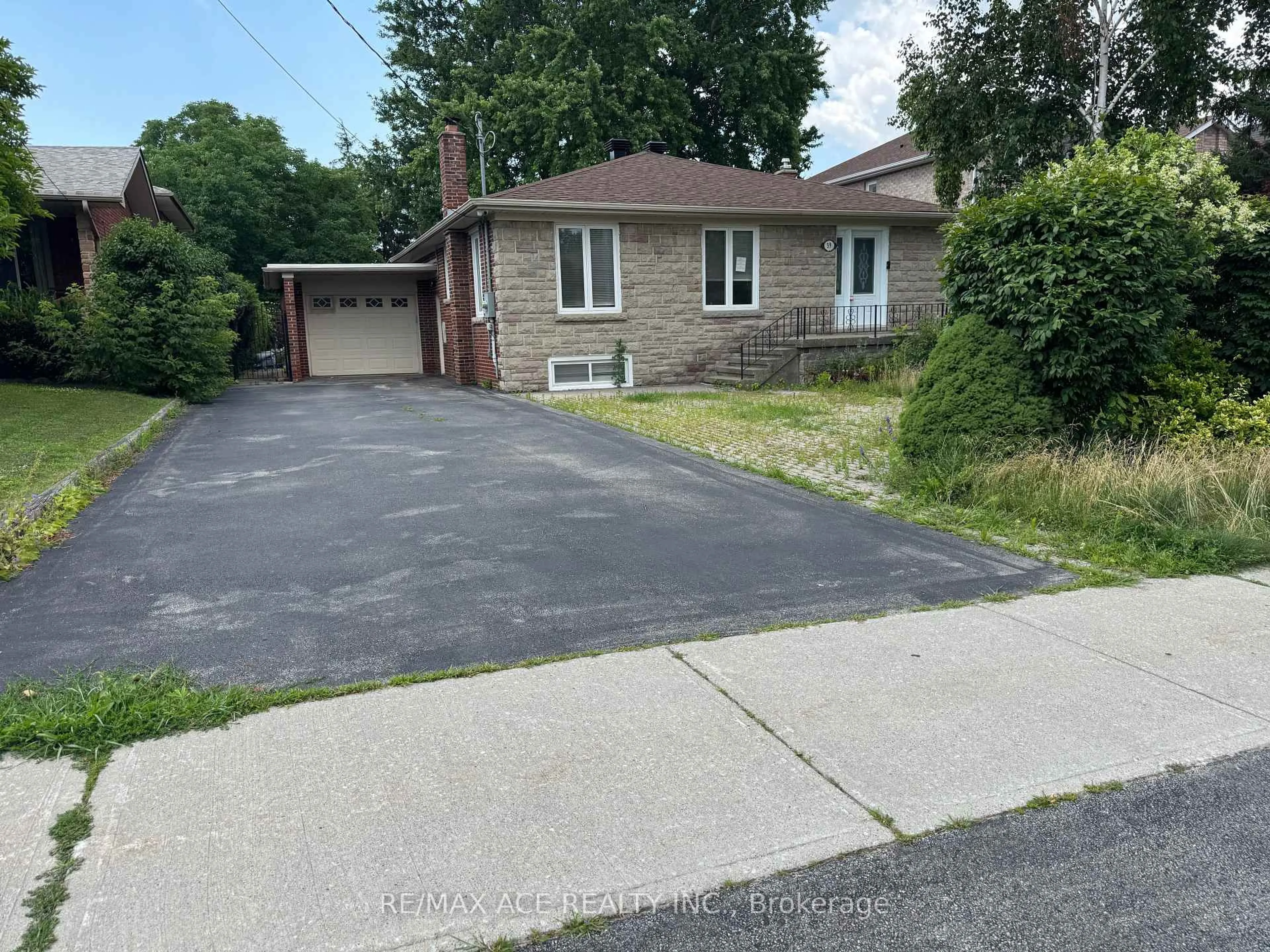 A pic from outside/outdoor area/front of a property/back of a property/a pic from drone, street for 39 Oak Ave, Richmond Hill Ontario L4C 6R5