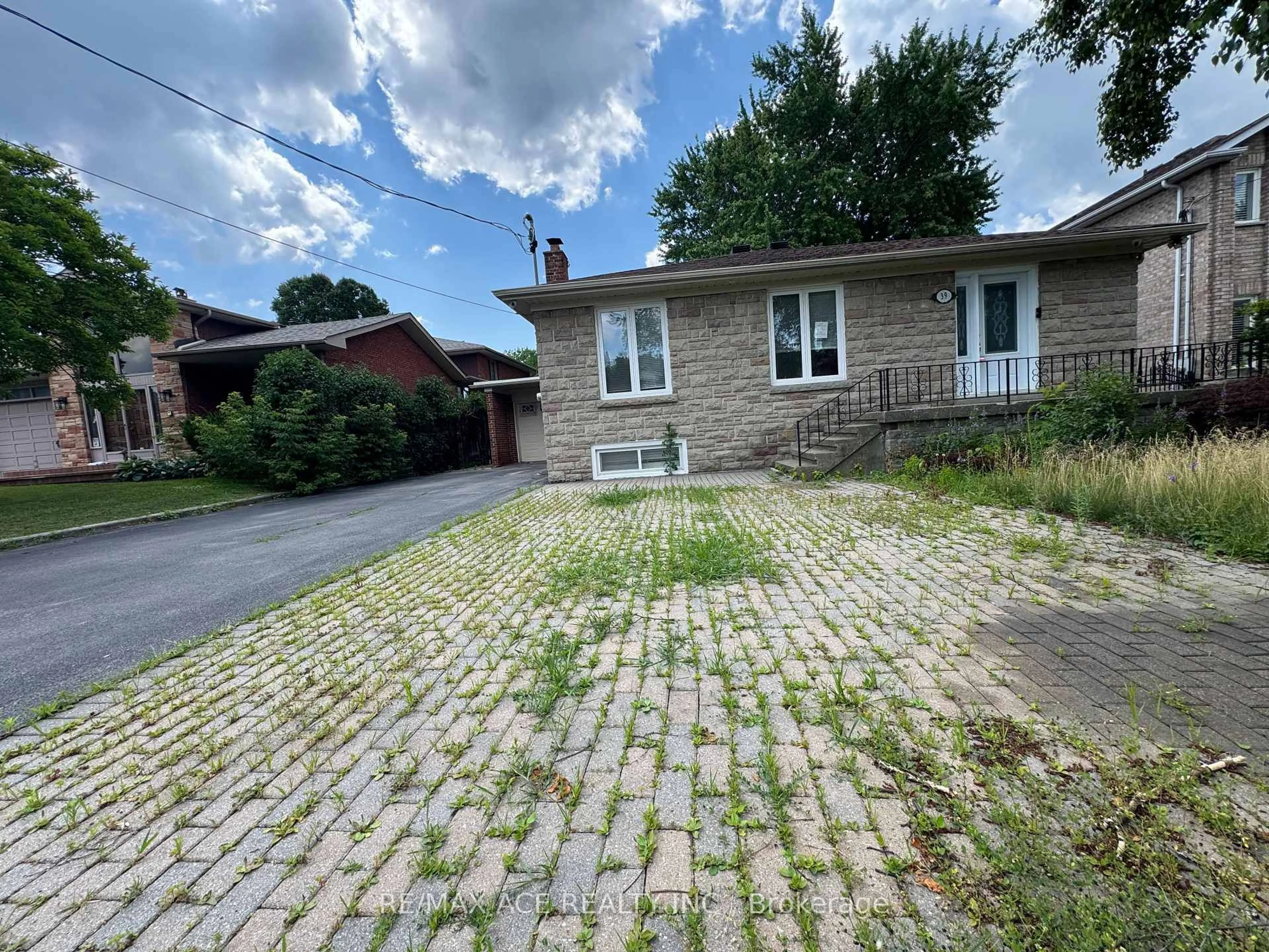 A pic from outside/outdoor area/front of a property/back of a property/a pic from drone, street for 39 Oak Ave, Richmond Hill Ontario L4C 6R5