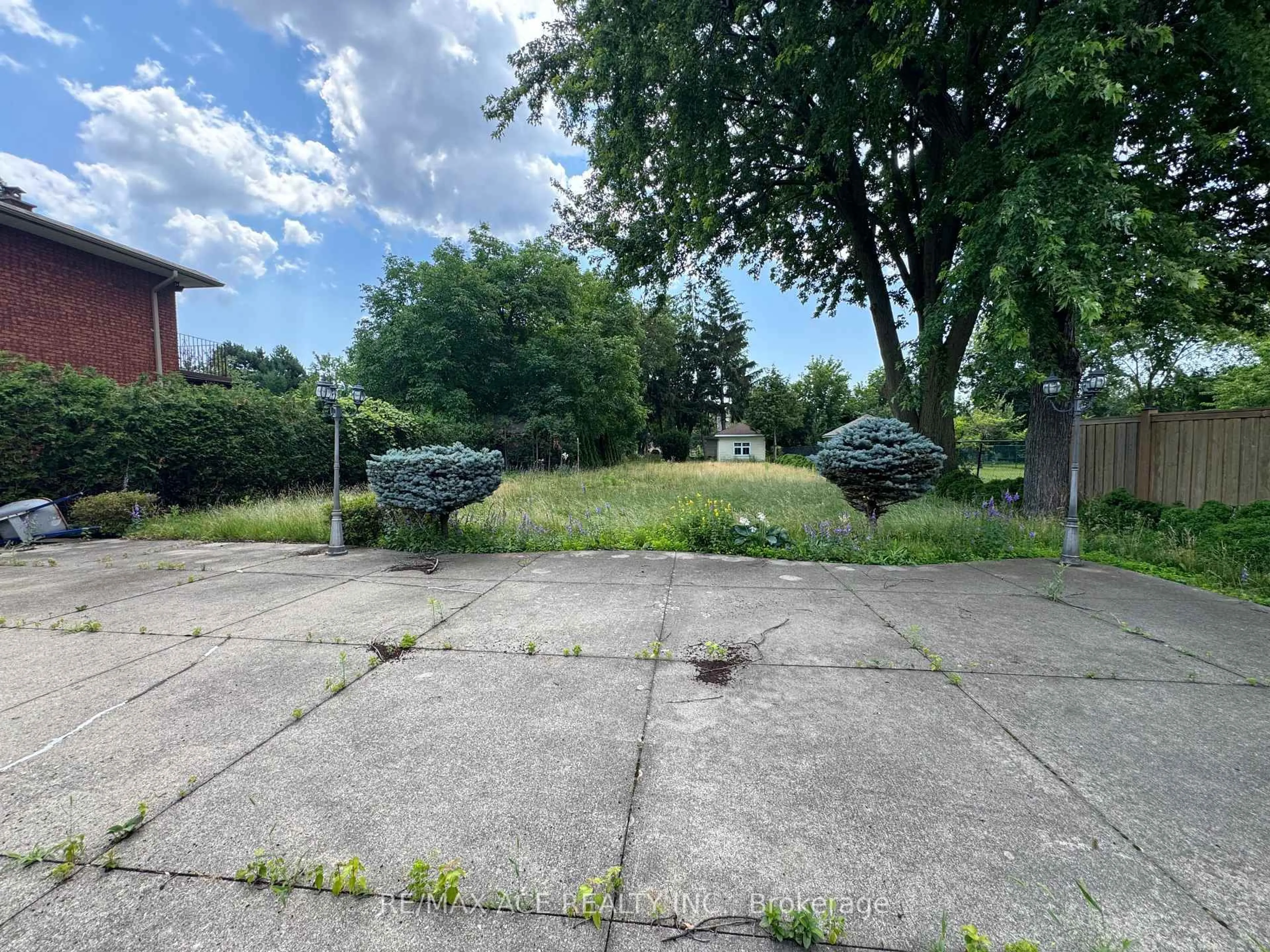 A pic from outside/outdoor area/front of a property/back of a property/a pic from drone, street for 39 Oak Ave, Richmond Hill Ontario L4C 6R5