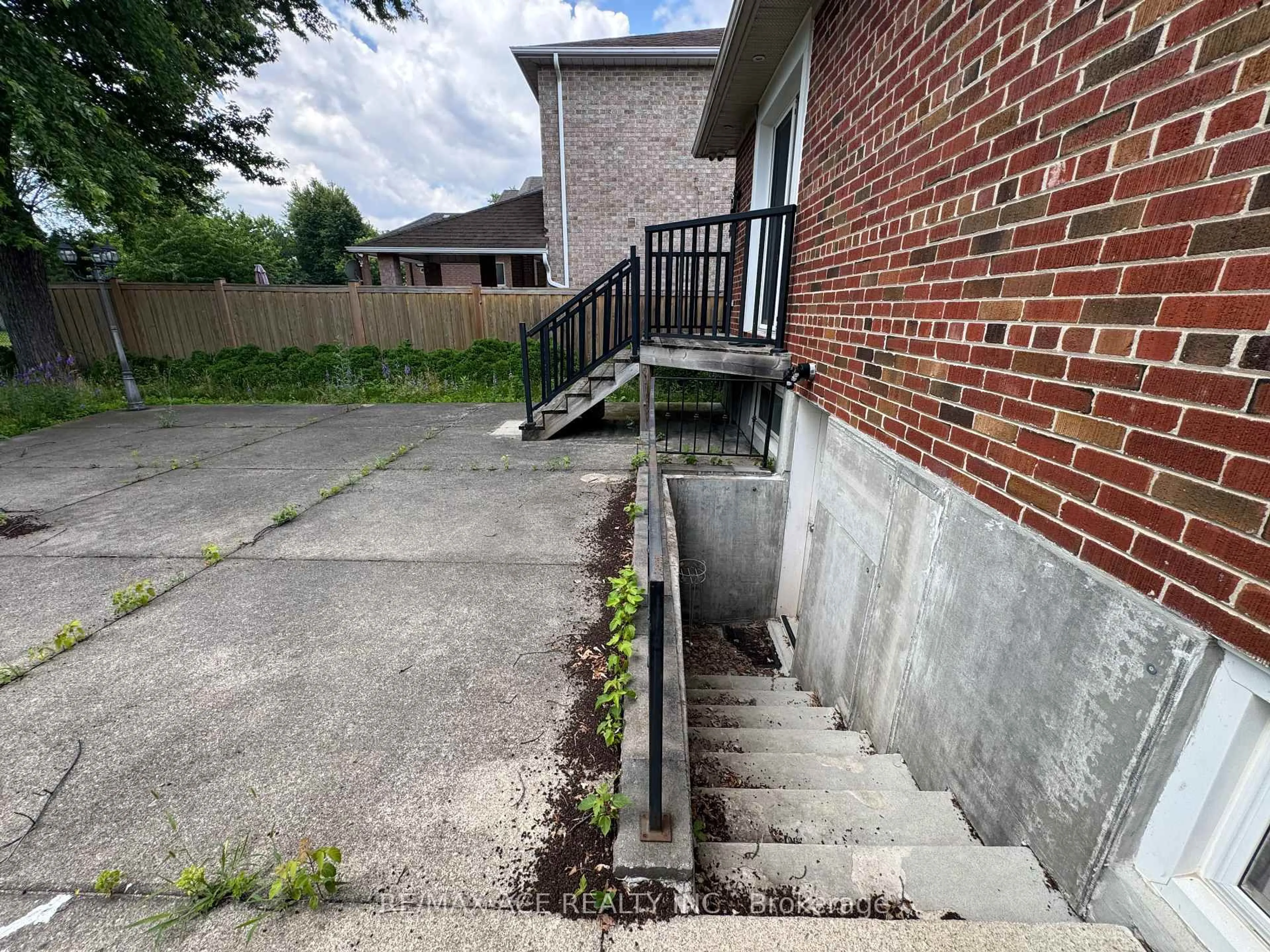 A pic from outside/outdoor area/front of a property/back of a property/a pic from drone, street for 39 Oak Ave, Richmond Hill Ontario L4C 6R5