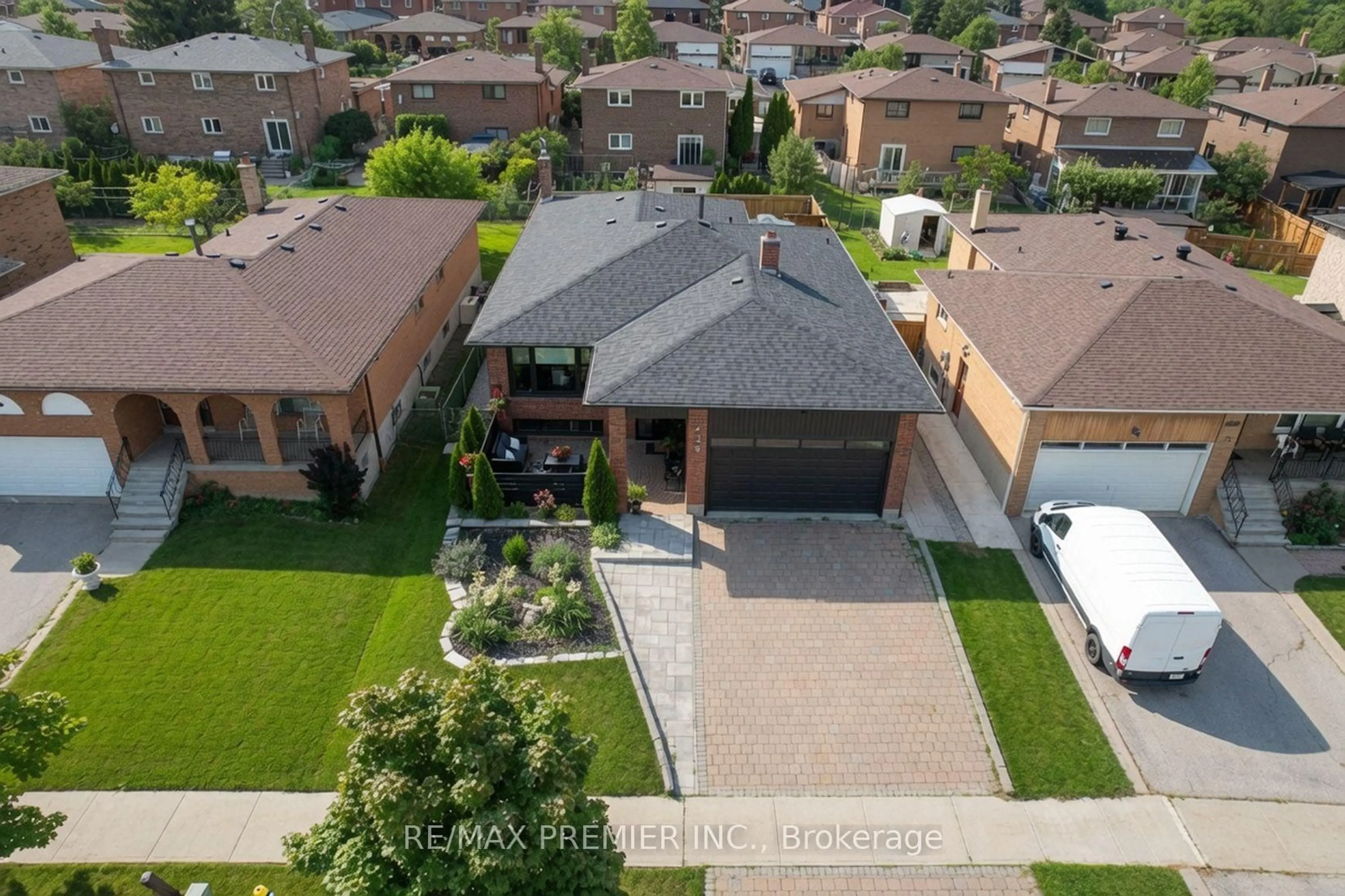 A pic from outside/outdoor area/front of a property/back of a property/a pic from drone, street for 438 Woodbridge Ave, Vaughan Ontario L4L 2T4