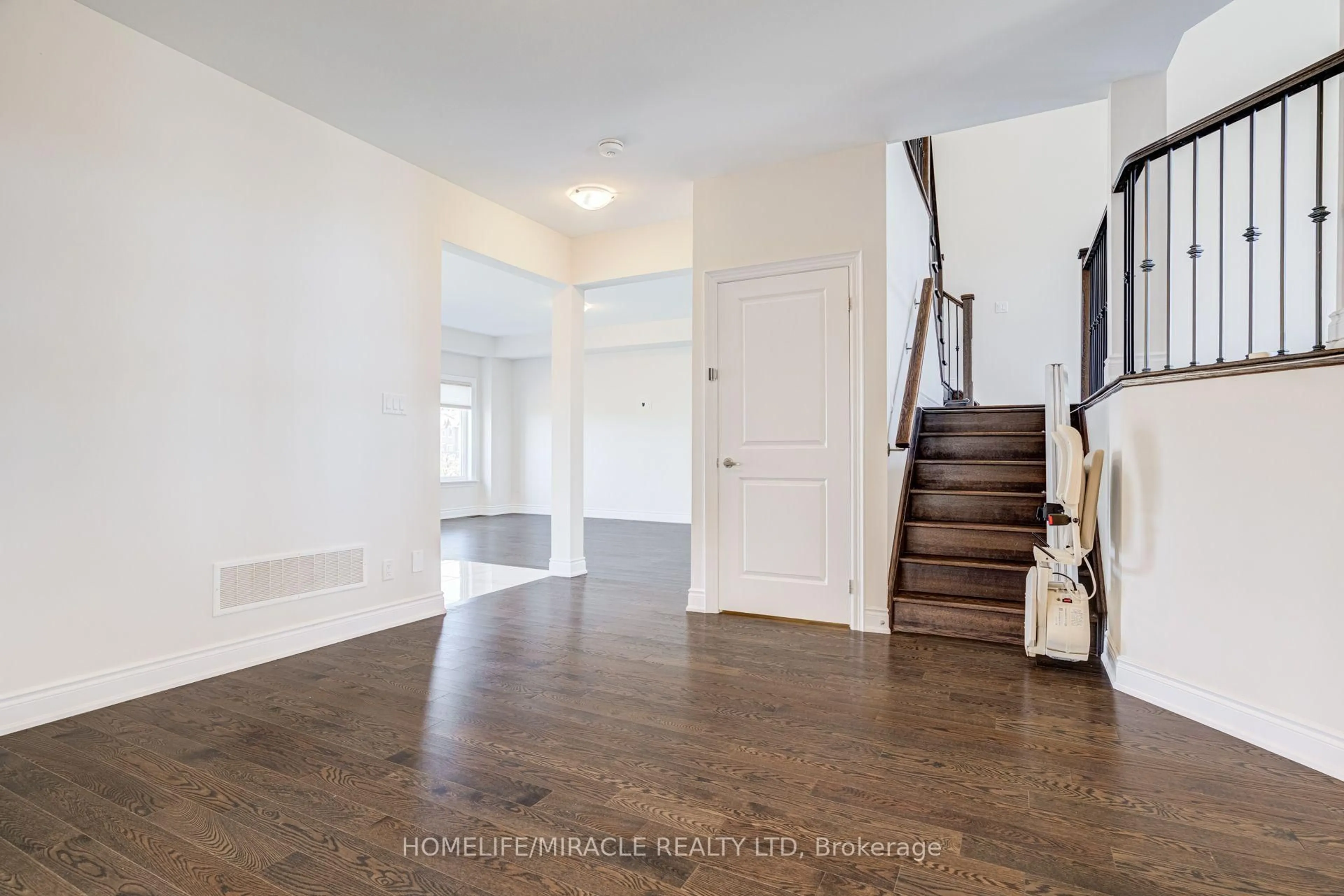 Indoor entryway for 25 Lorne Thomas Pl, New Tecumseth Ontario L9R 0T8