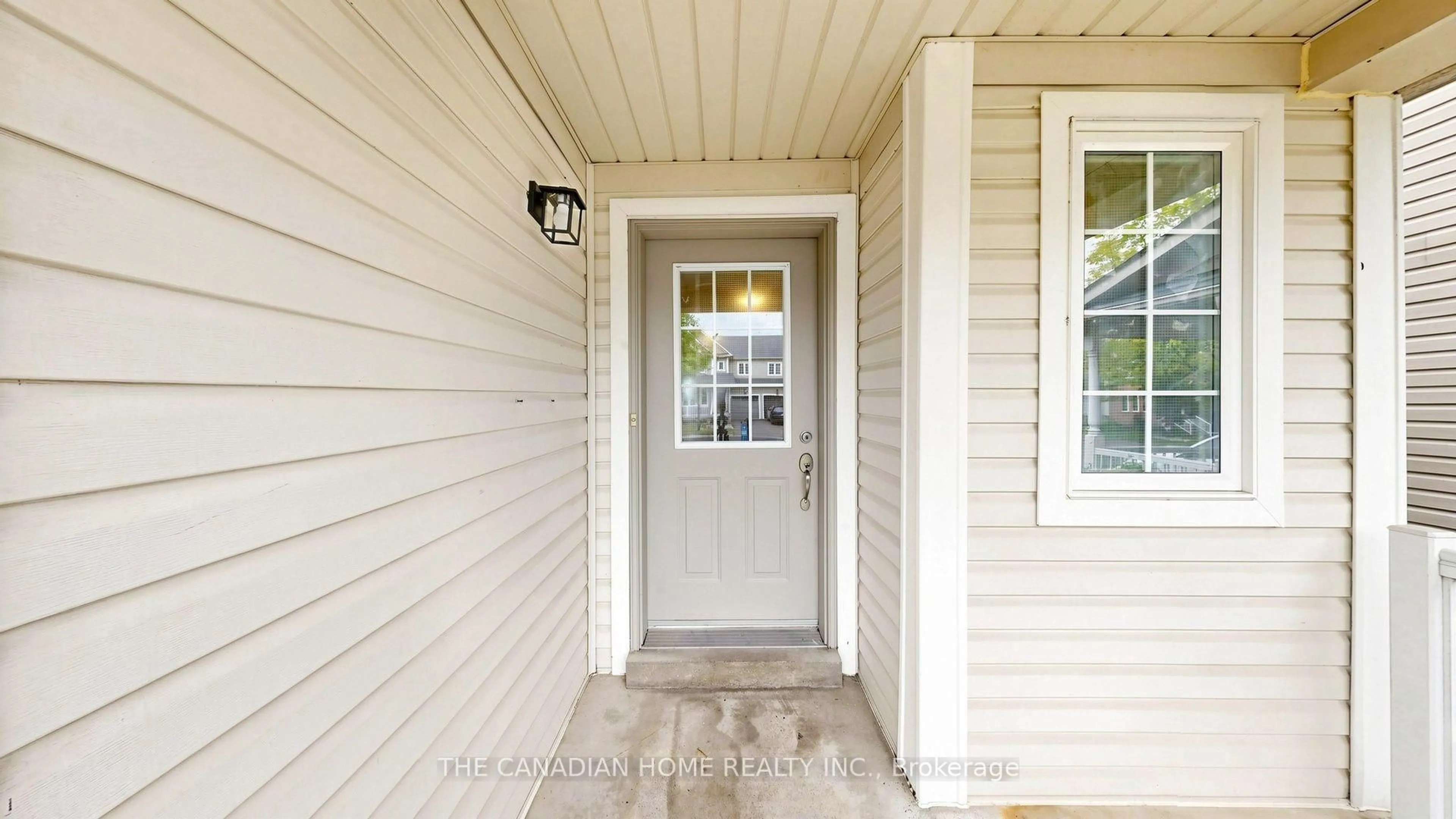 Indoor entryway for 31 Laurendale Ave, Georgina Ontario L4P 4A8