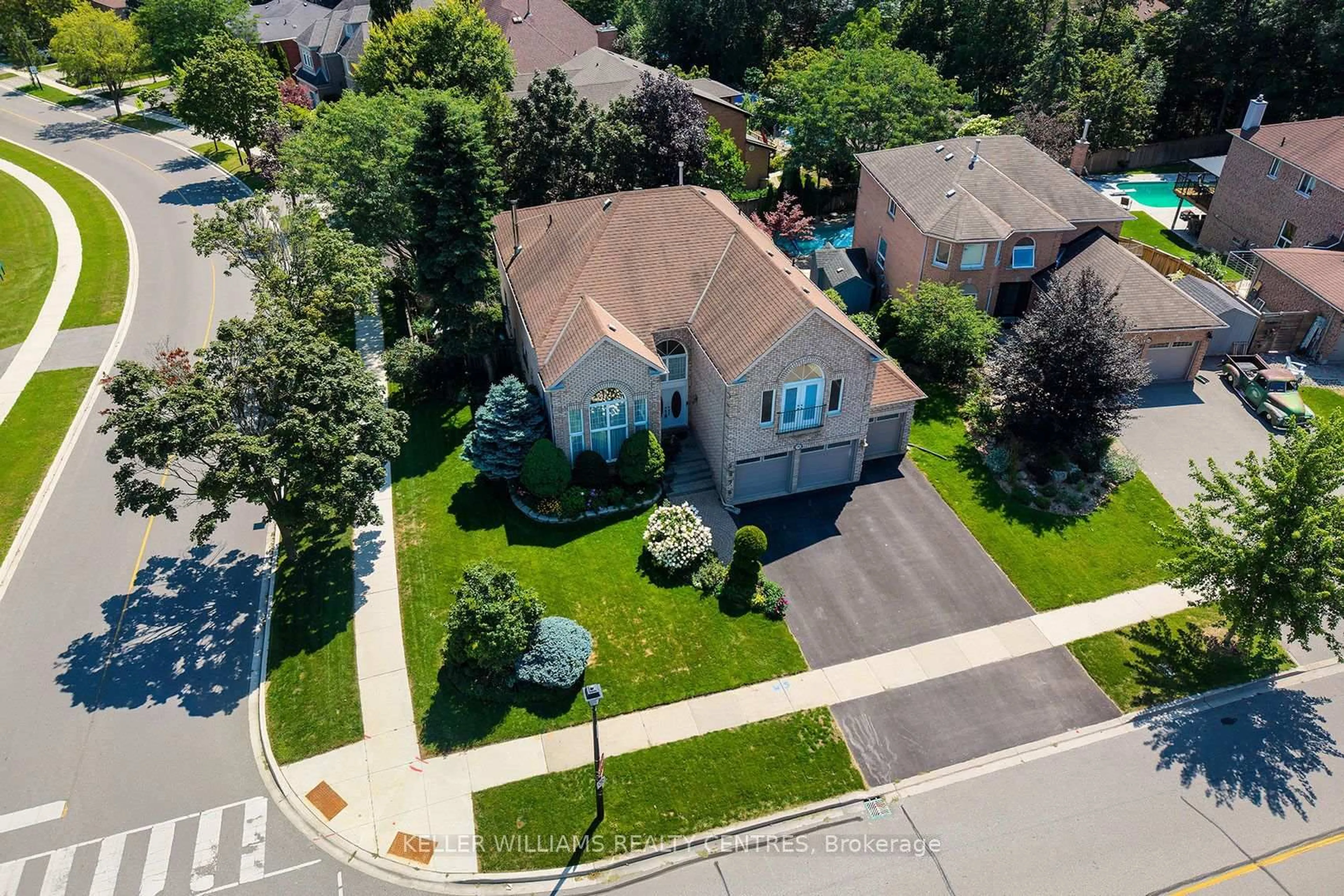 A pic from outside/outdoor area/front of a property/back of a property/a pic from drone, street for 376 Keith Ave, Newmarket Ontario L3X 1T5