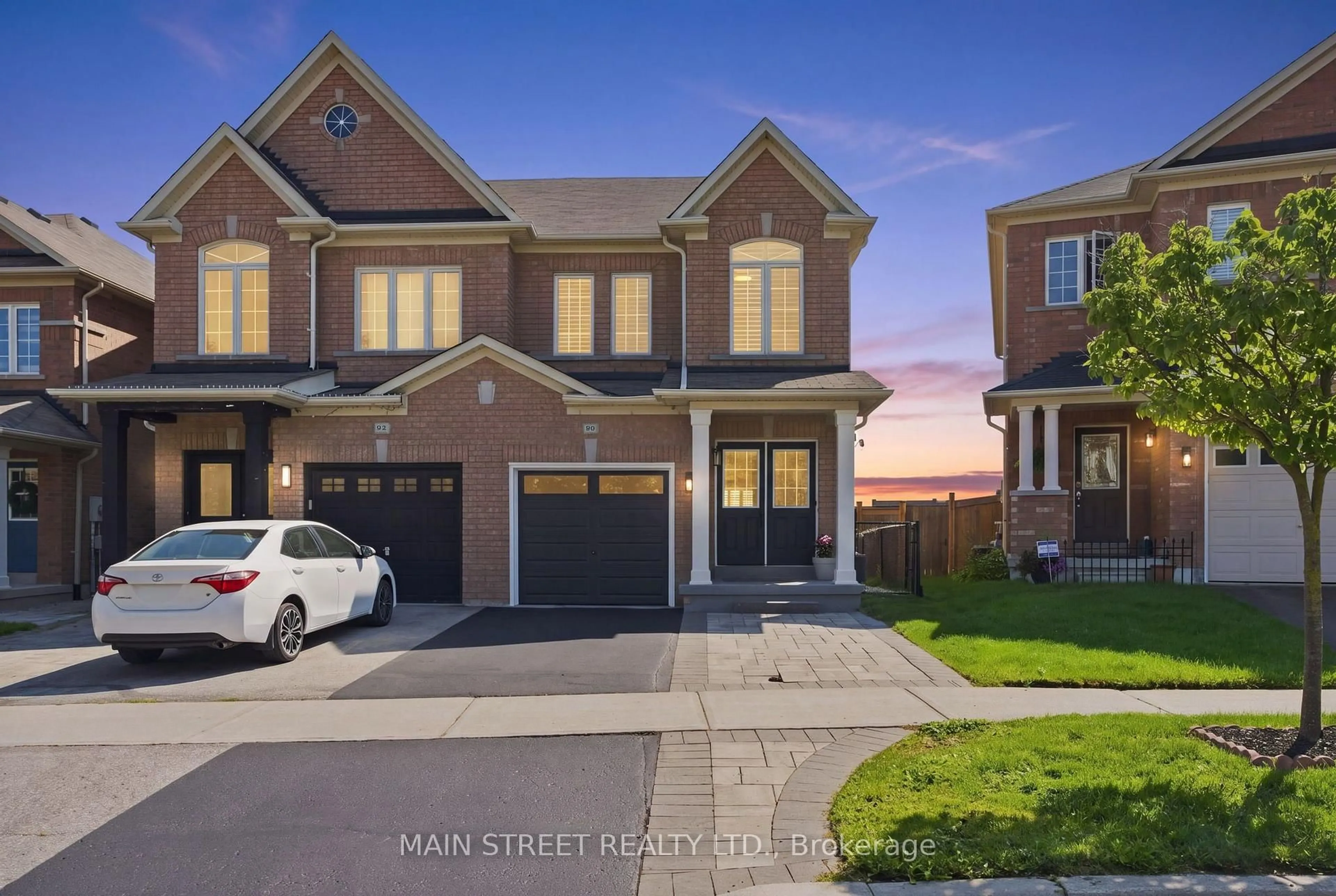 Home with brick exterior material, street for 90 Four Seasons Cres, Newmarket Ontario L9N 0C4