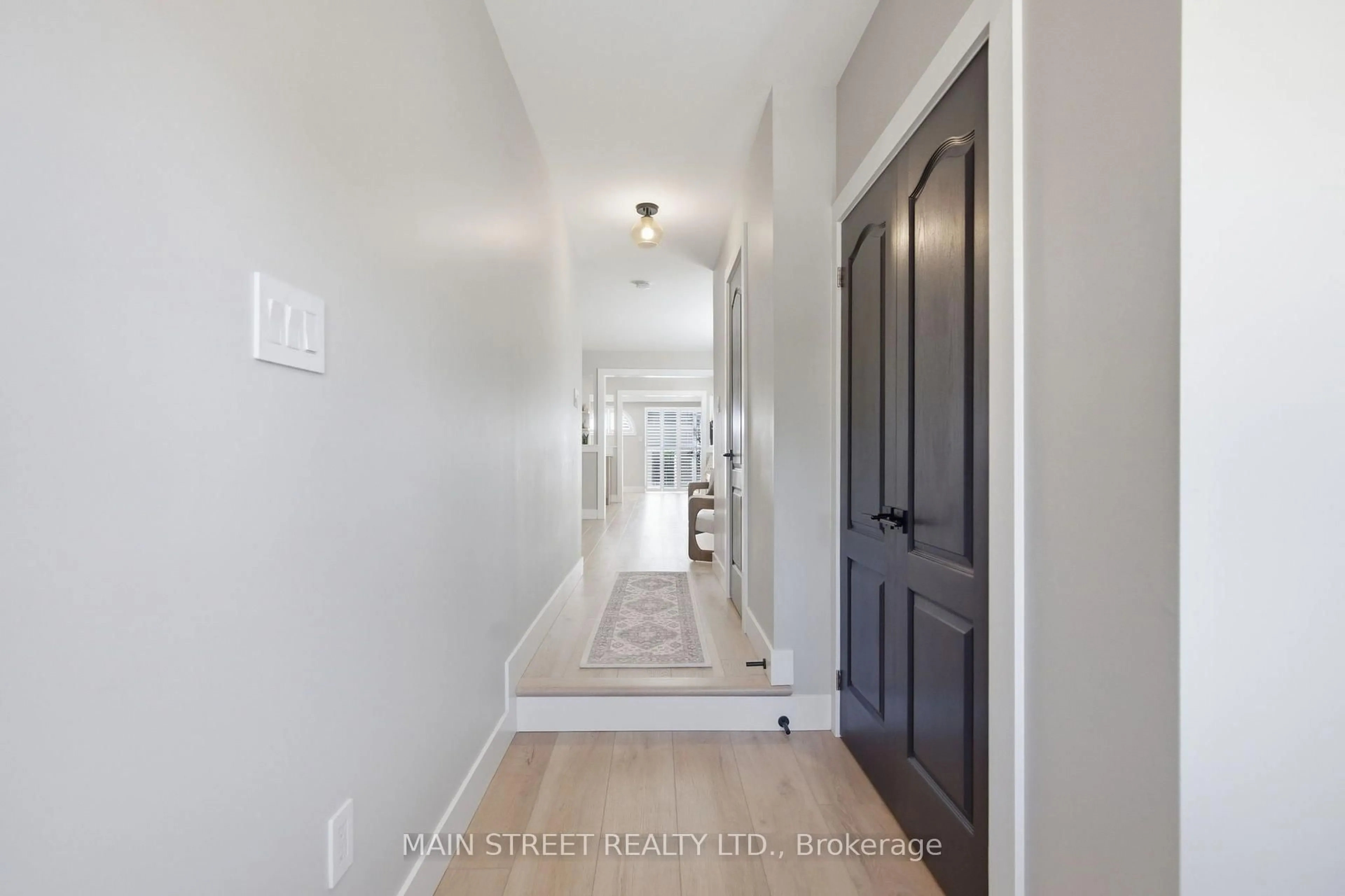 Indoor entryway for 90 Four Seasons Cres, Newmarket Ontario L9N 0C4