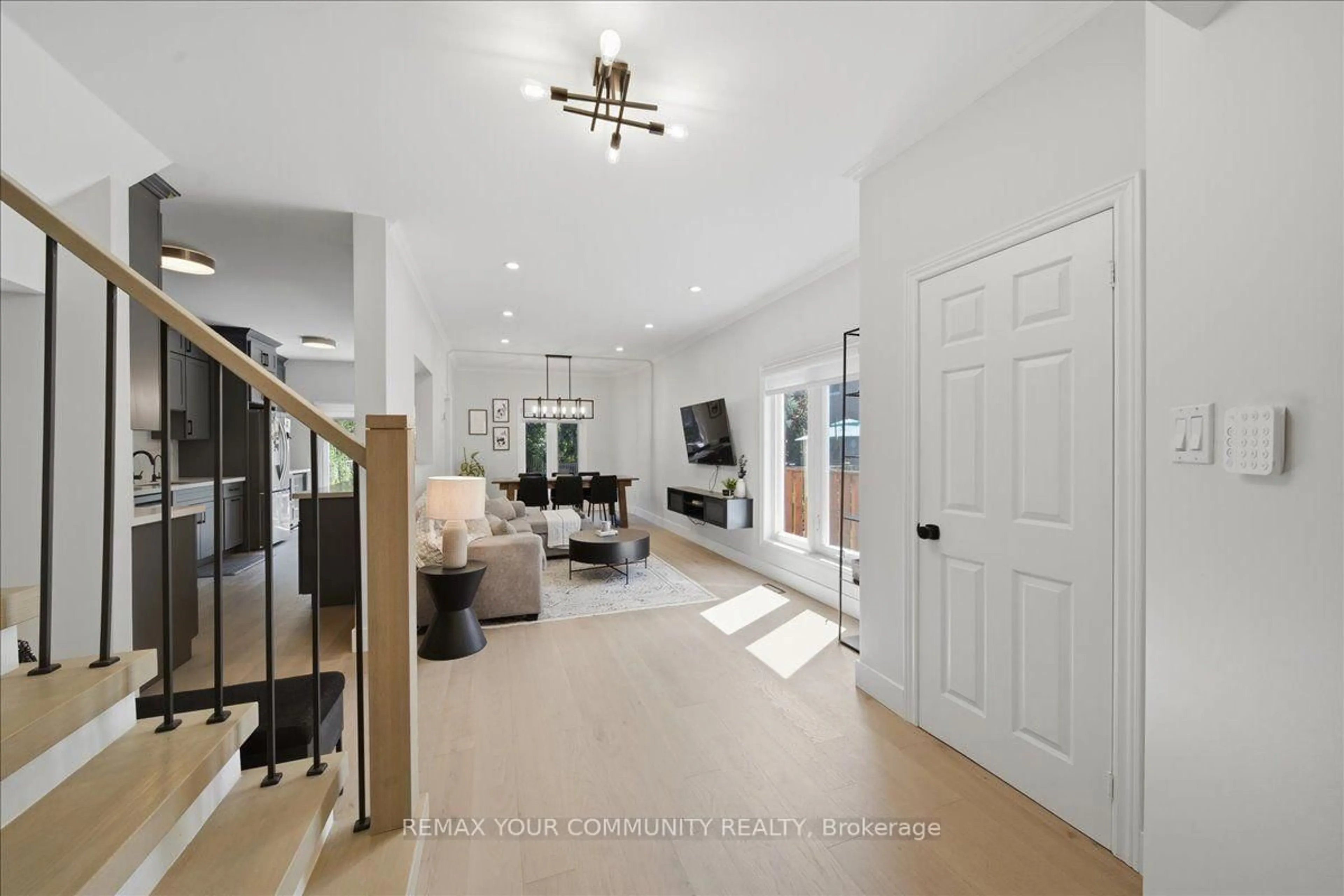 Indoor entryway for 91 Downey Circ, Aurora Ontario L4G 7E8