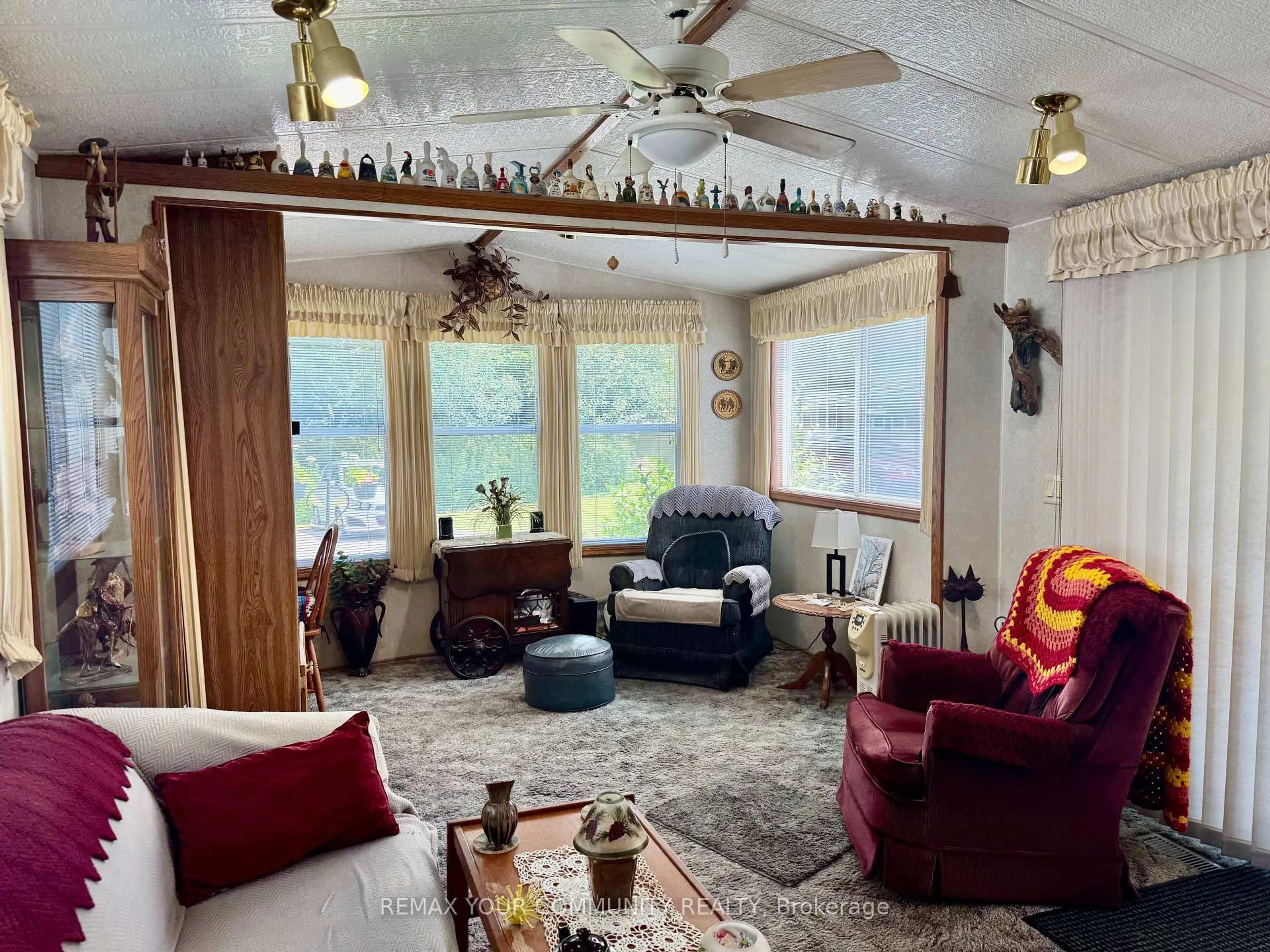 Living room with furniture, unknown for 285 Crydermans 313 Sdrd, Georgina Ontario L0E 1A0