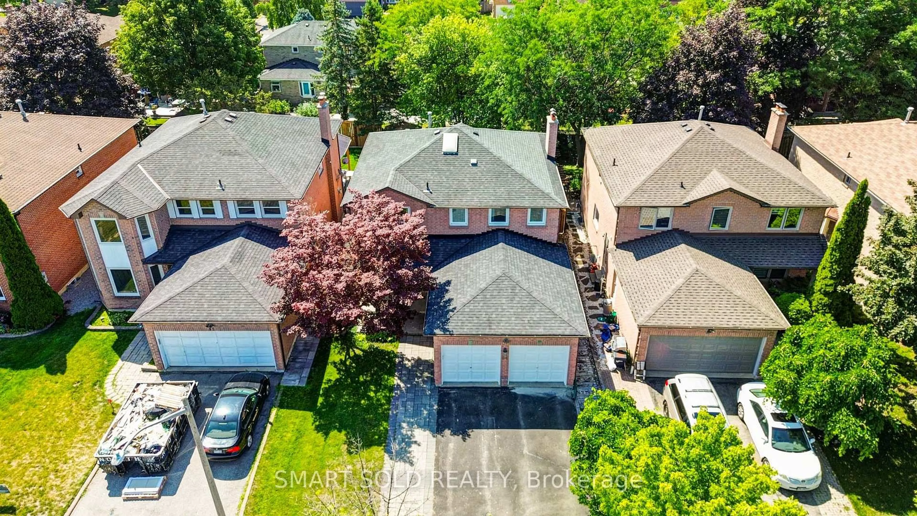 A pic from outside/outdoor area/front of a property/back of a property/a pic from drone, street for 84 O'connor Cres, Richmond Hill Ontario L4C 7N8