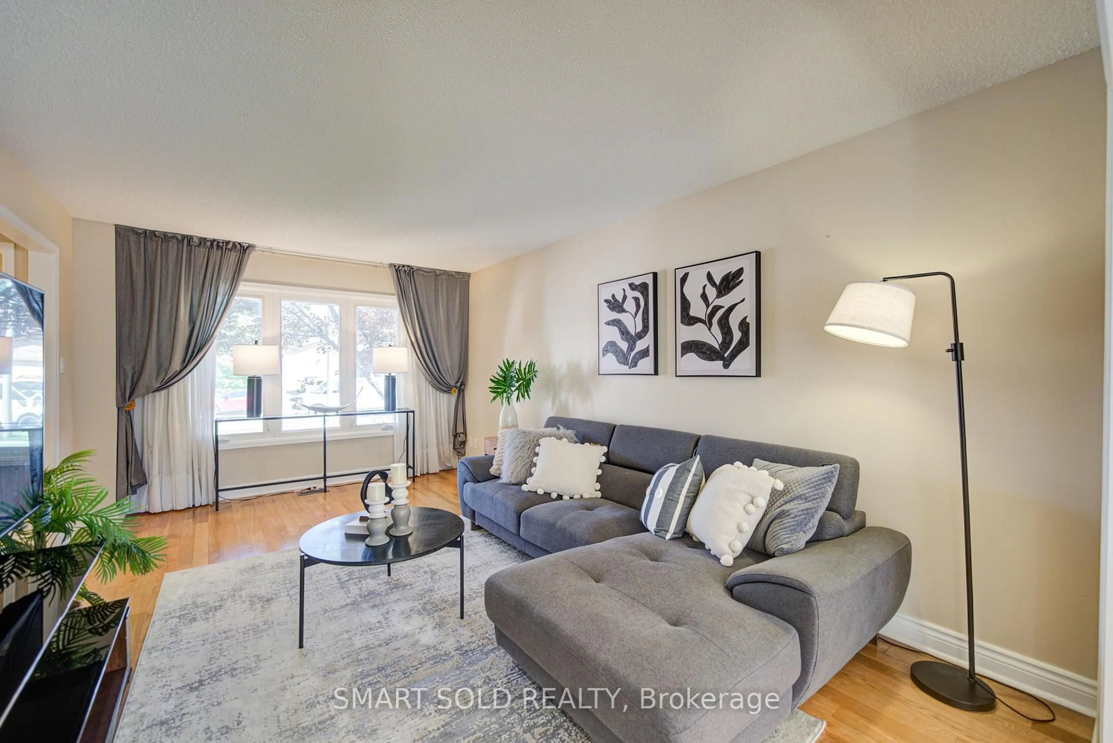 Living room with furniture, wood/laminate floor for 84 O'connor Cres, Richmond Hill Ontario L4C 7N8