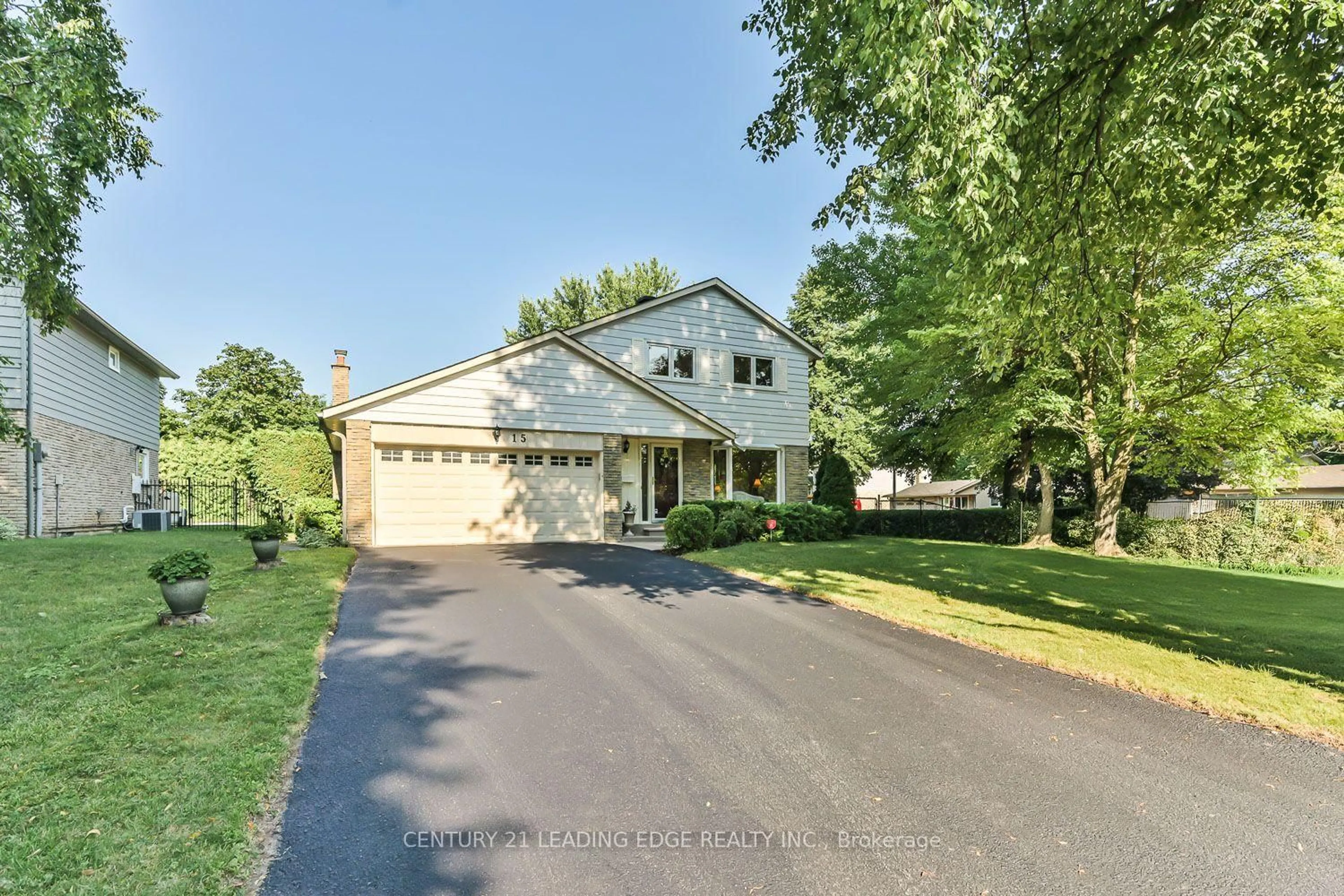 A pic from outside/outdoor area/front of a property/back of a property/a pic from drone, street for 15 Sir Gawaine Pl, Markham Ontario L3P 3A1