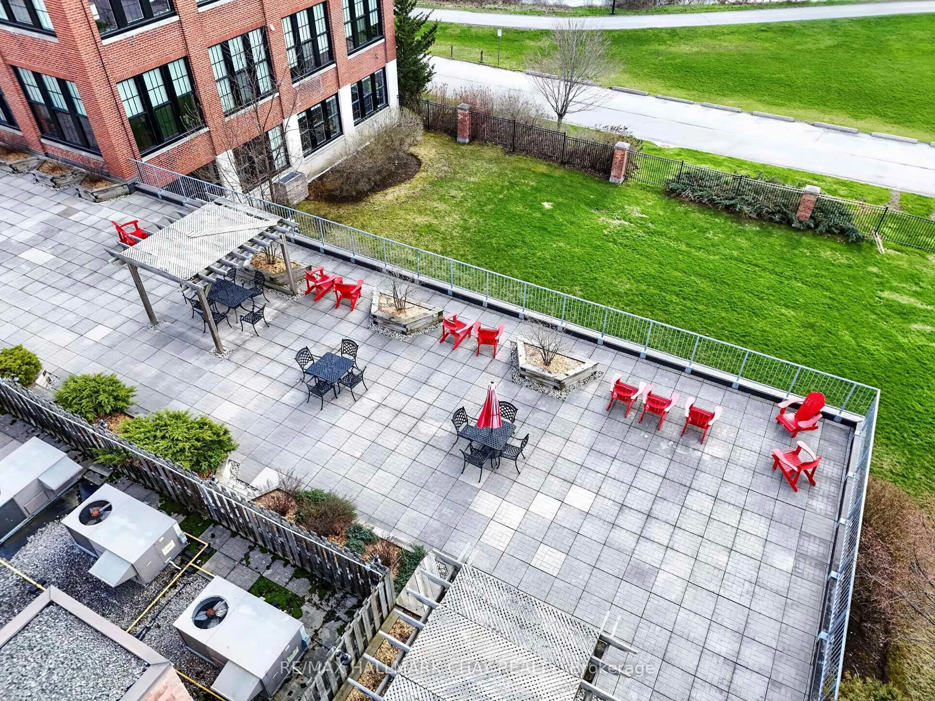 A pic from outside/outdoor area/front of a property/back of a property/a pic from drone, city buildings view from balcony for 543 Timothy St #106, Newmarket Ontario L3Y 1R1
