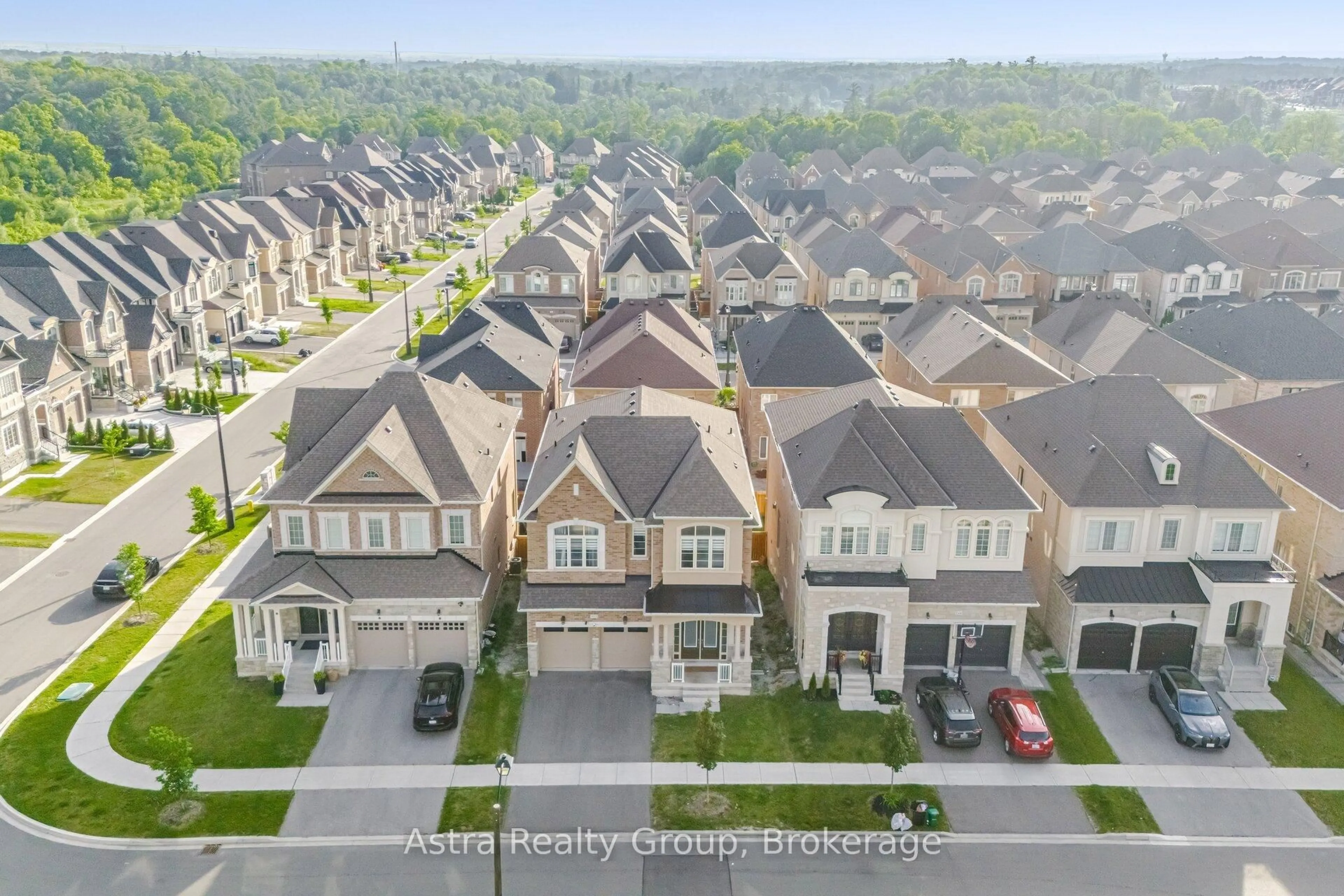 A pic from outside/outdoor area/front of a property/back of a property/a pic from drone, street for 152 Stormont Tr, Vaughan Ontario L4H 4P5