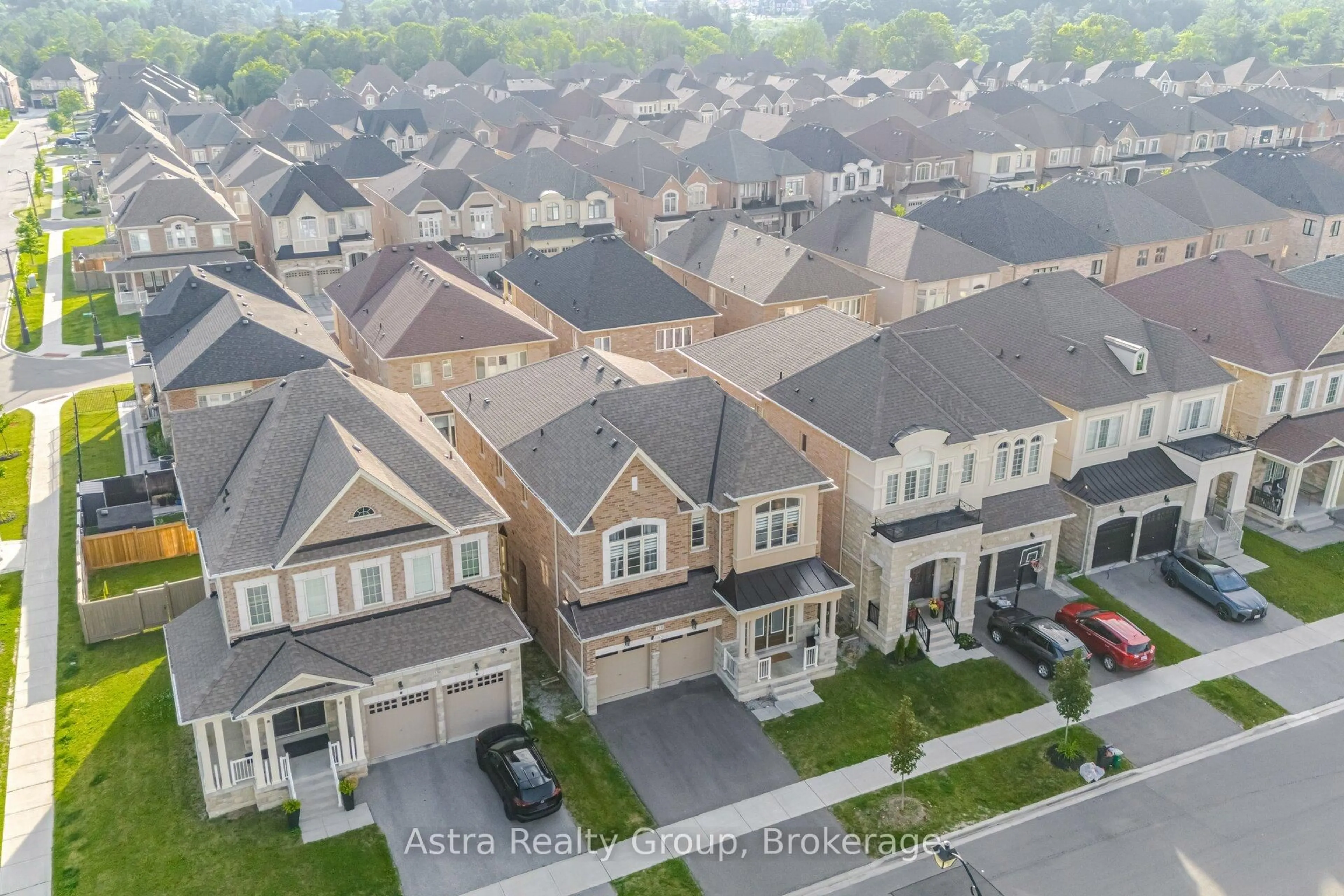 A pic from outside/outdoor area/front of a property/back of a property/a pic from drone, street for 152 Stormont Tr, Vaughan Ontario L4H 4P5
