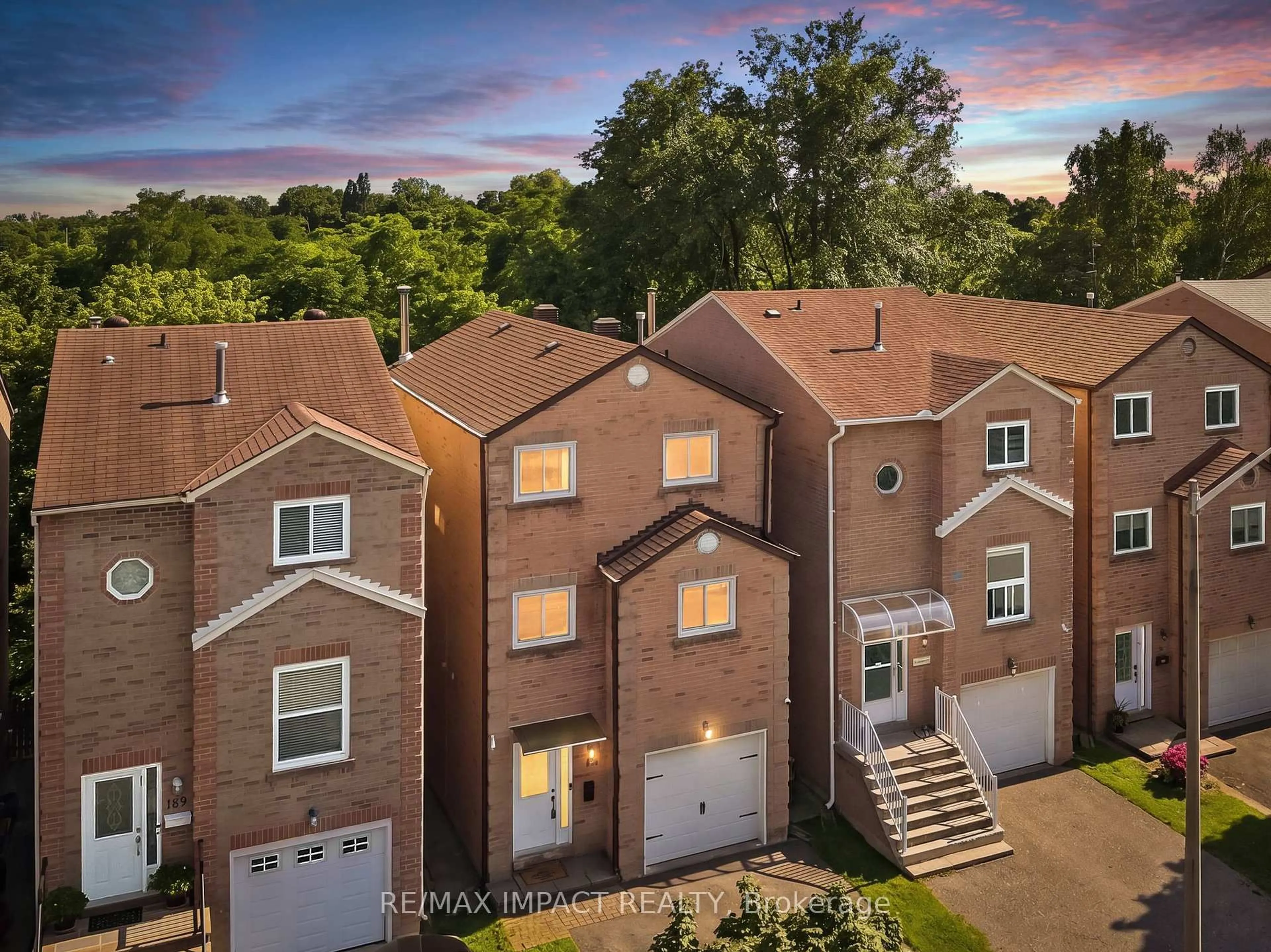 A pic from outside/outdoor area/front of a property/back of a property/a pic from drone, street for 60 Cottonwood Crt, Markham Ontario L3T 5X1
