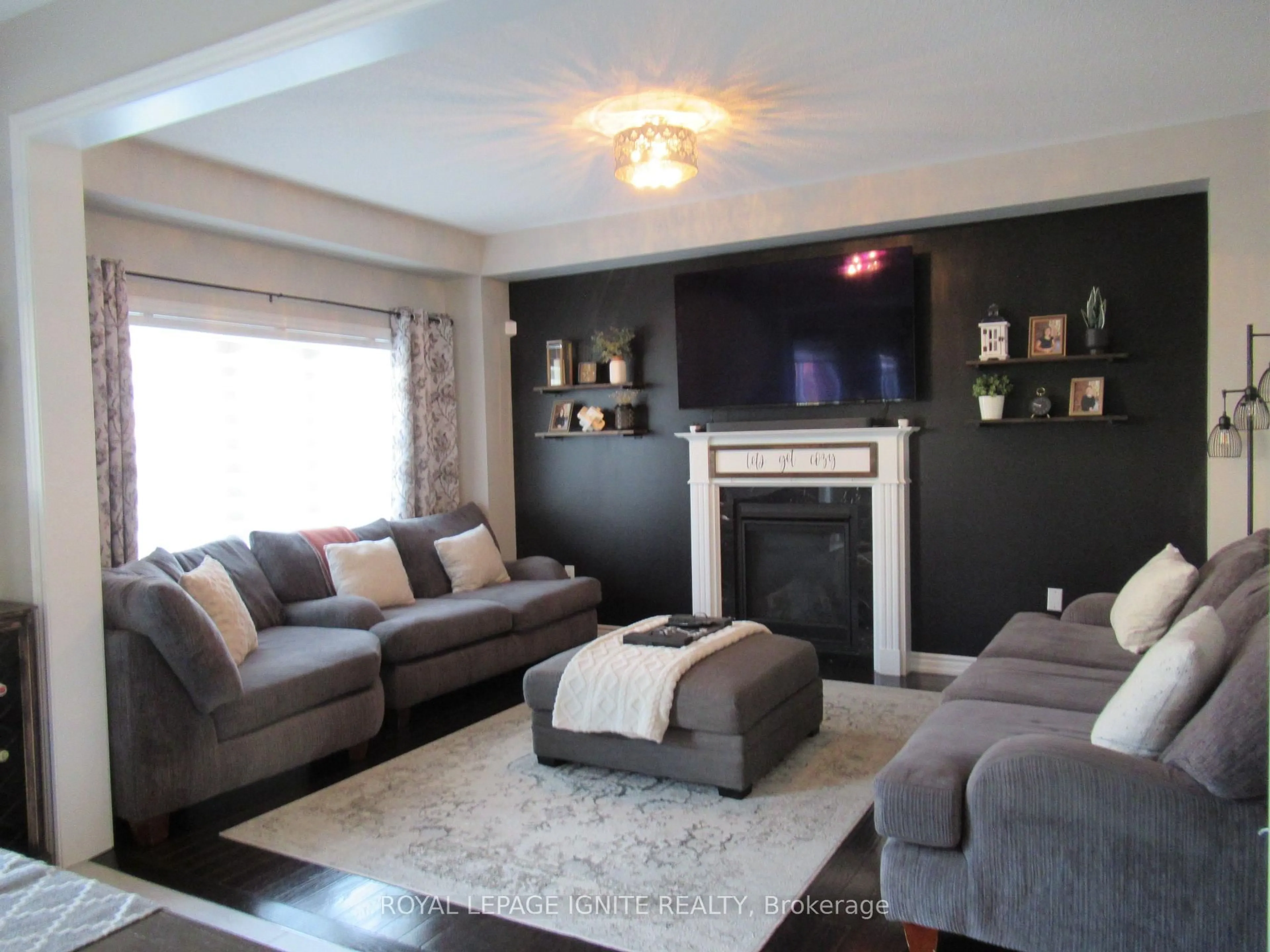 Living room with furniture, unknown for 170 Gold Park Gate, Essa Ontario L3W 0B4