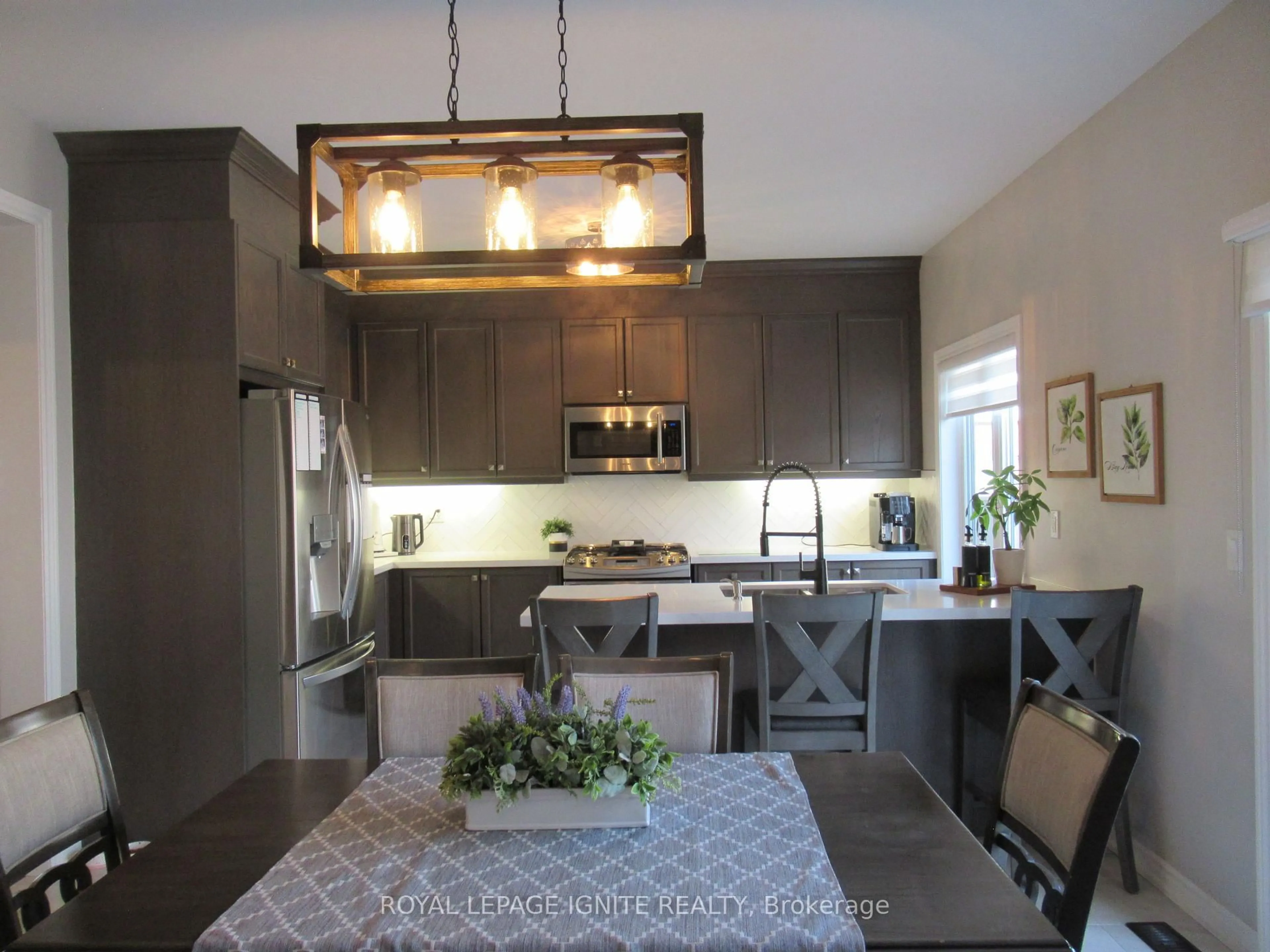 Open concept kitchen, unknown for 170 Gold Park Gate, Essa Ontario L3W 0B4
