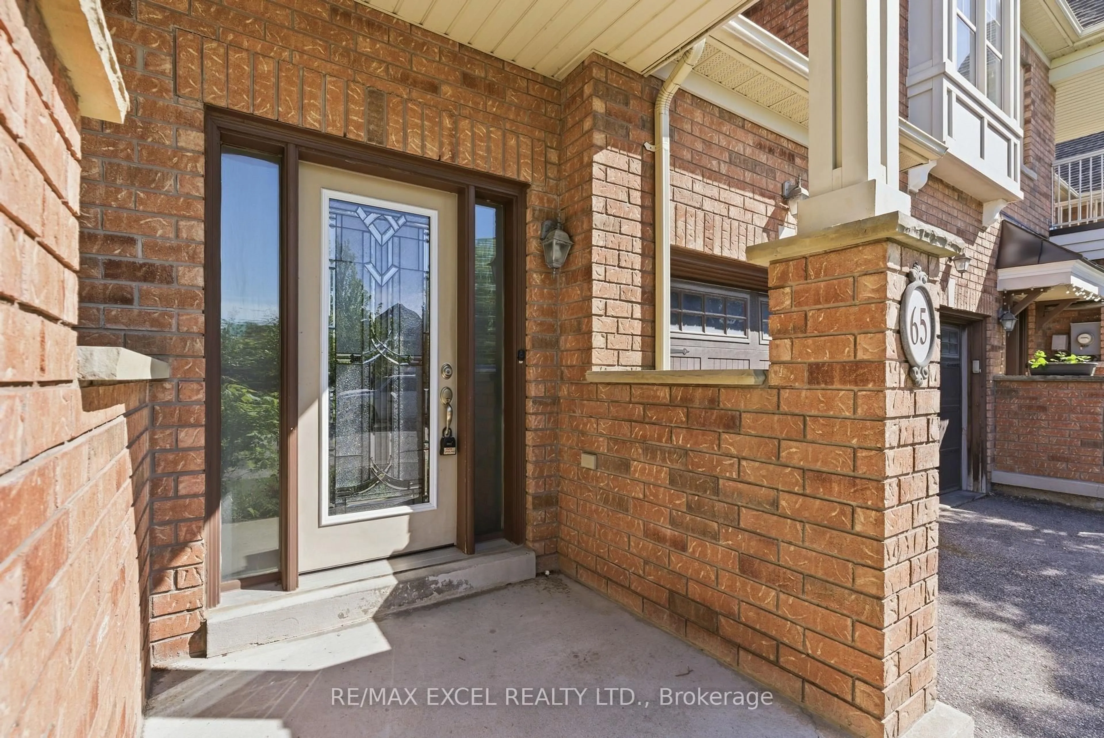 Indoor entryway for 65 Northwest Passage, Whitchurch-Stouffville Ontario L4A 0T2