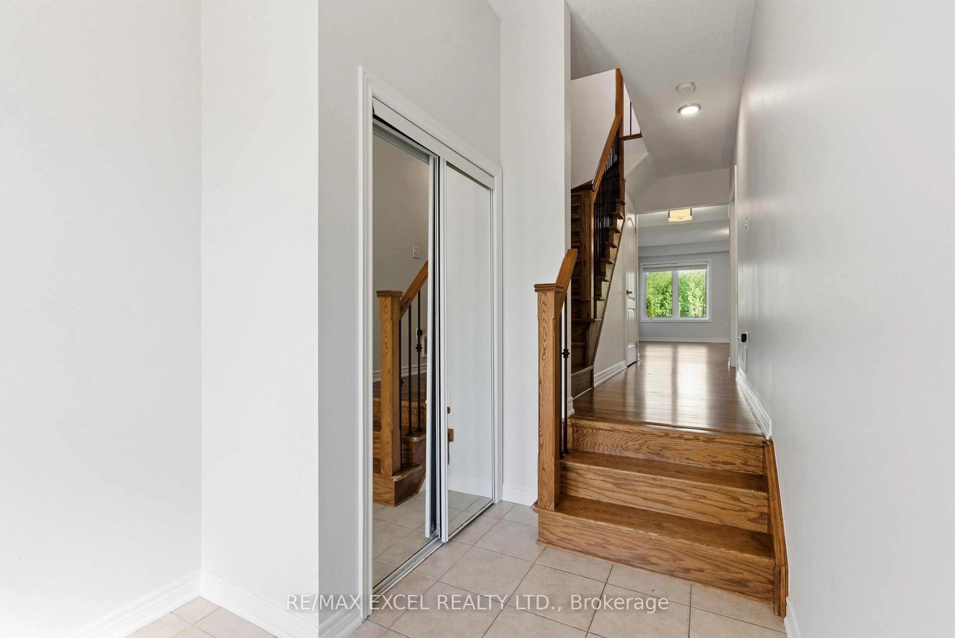 Indoor entryway for 65 Northwest Passage, Whitchurch-Stouffville Ontario L4A 0T2