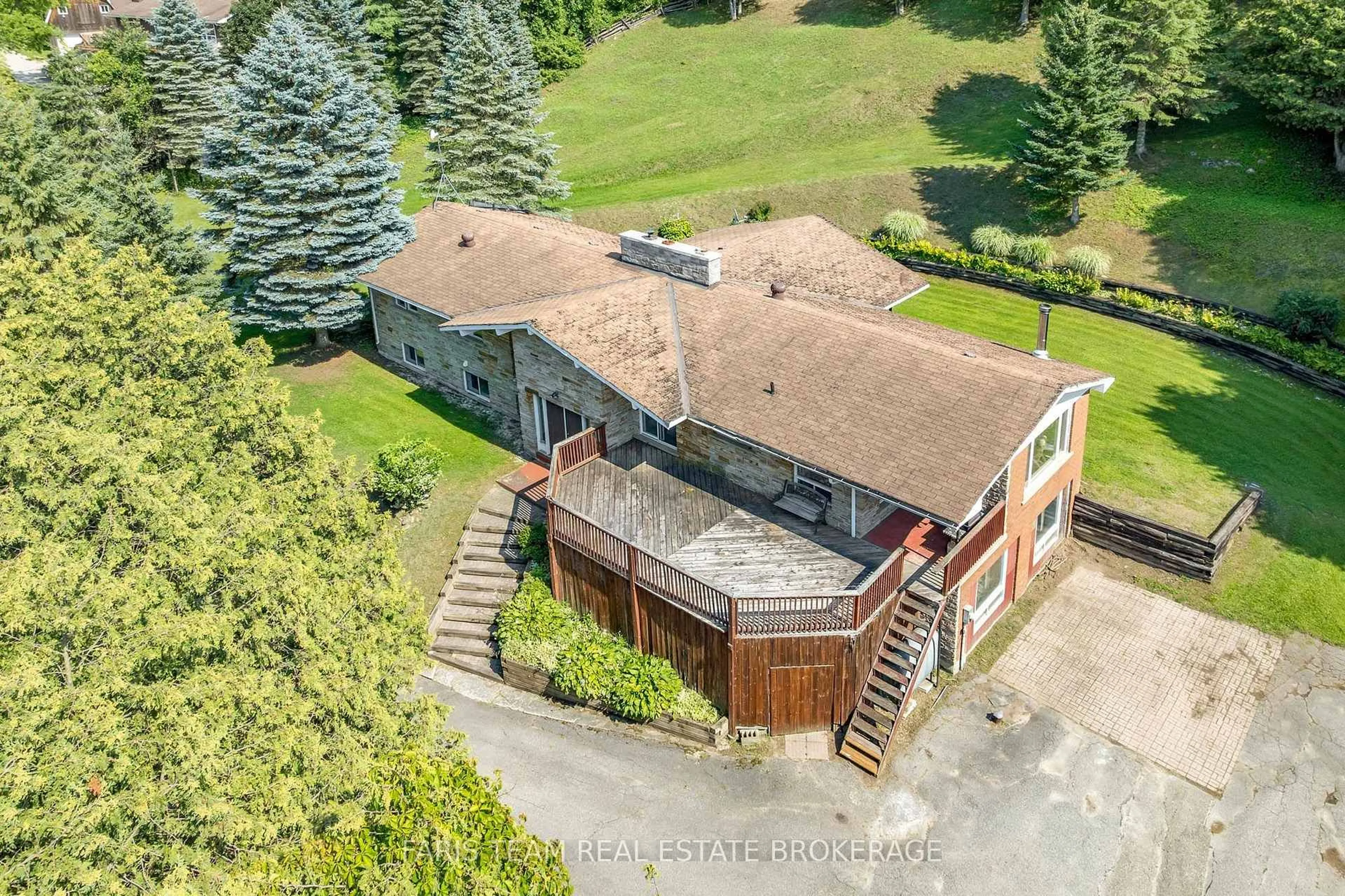 A pic from outside/outdoor area/front of a property/back of a property/a pic from drone, building for 5809 10th Sdrd, Essa Ontario L0L 1N0