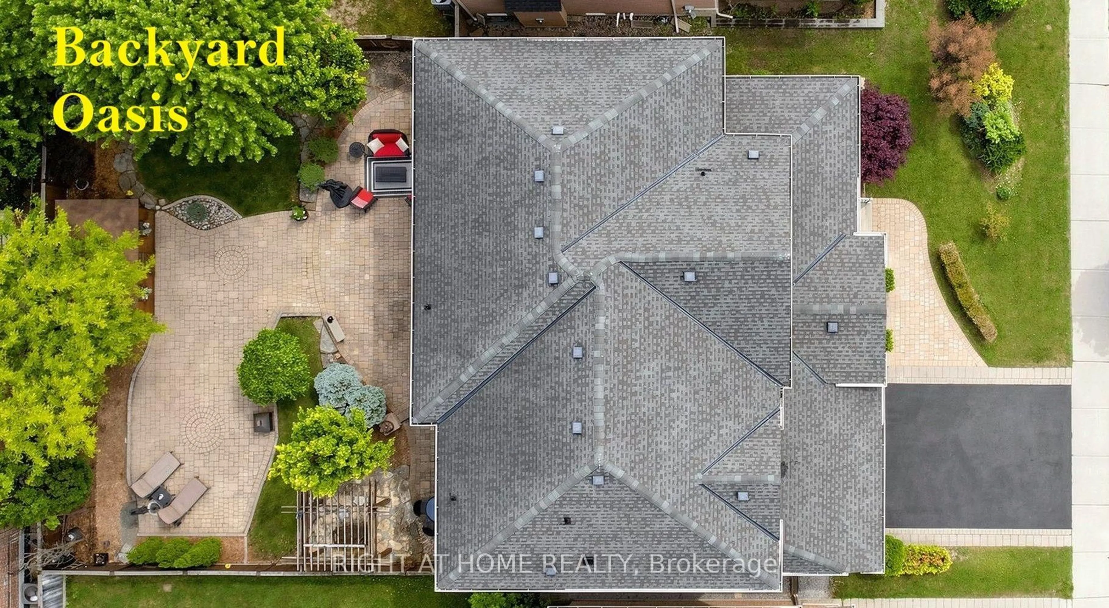 A pic from outside/outdoor area/front of a property/back of a property/a pic from drone, street for 32 Lake Forest Dr, Richmond Hill Ontario L4E 0B2