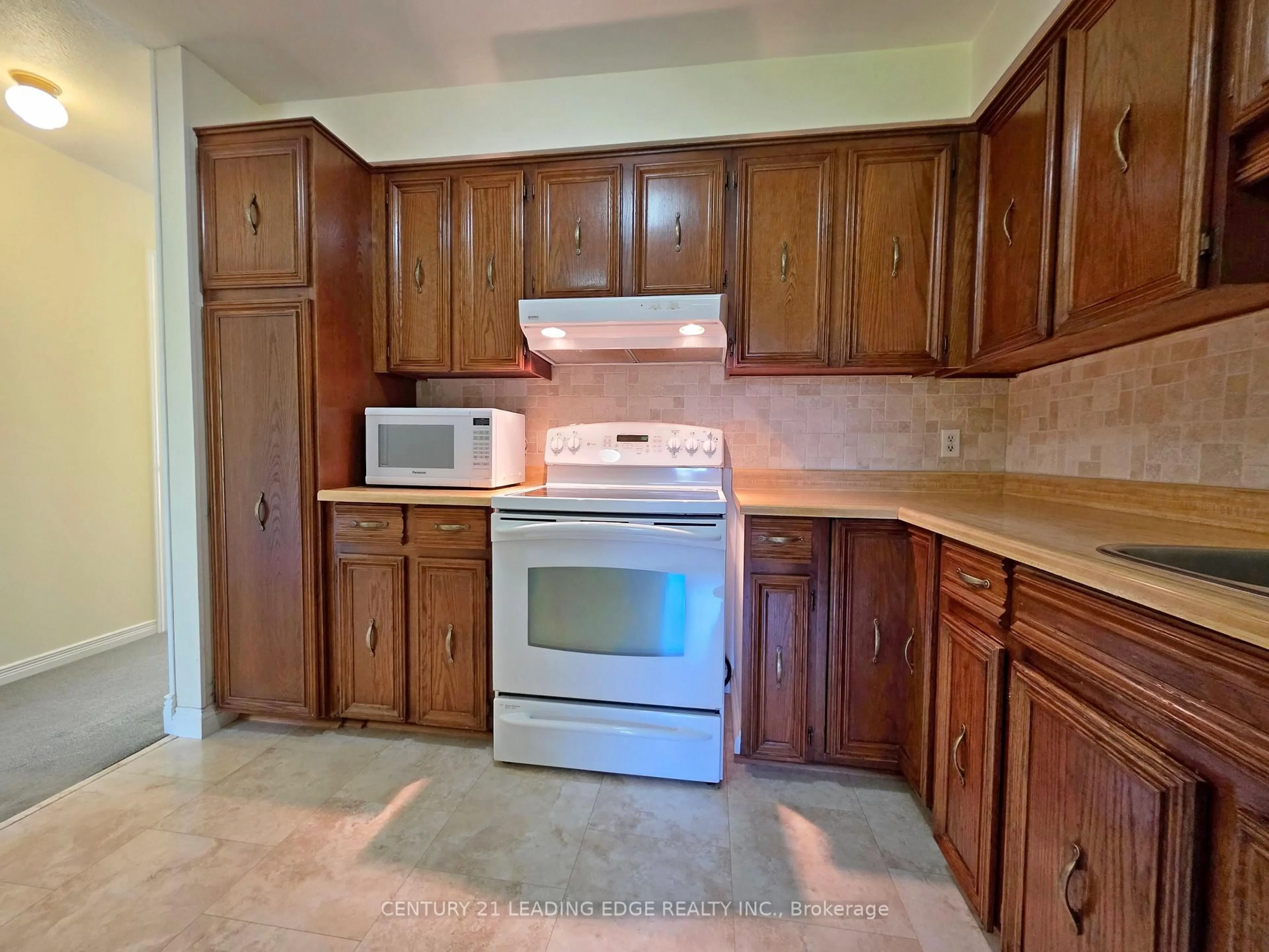 Standard kitchen, ceramic/tile floor for 433 May St #6, Brock Ontario L0K 1A0