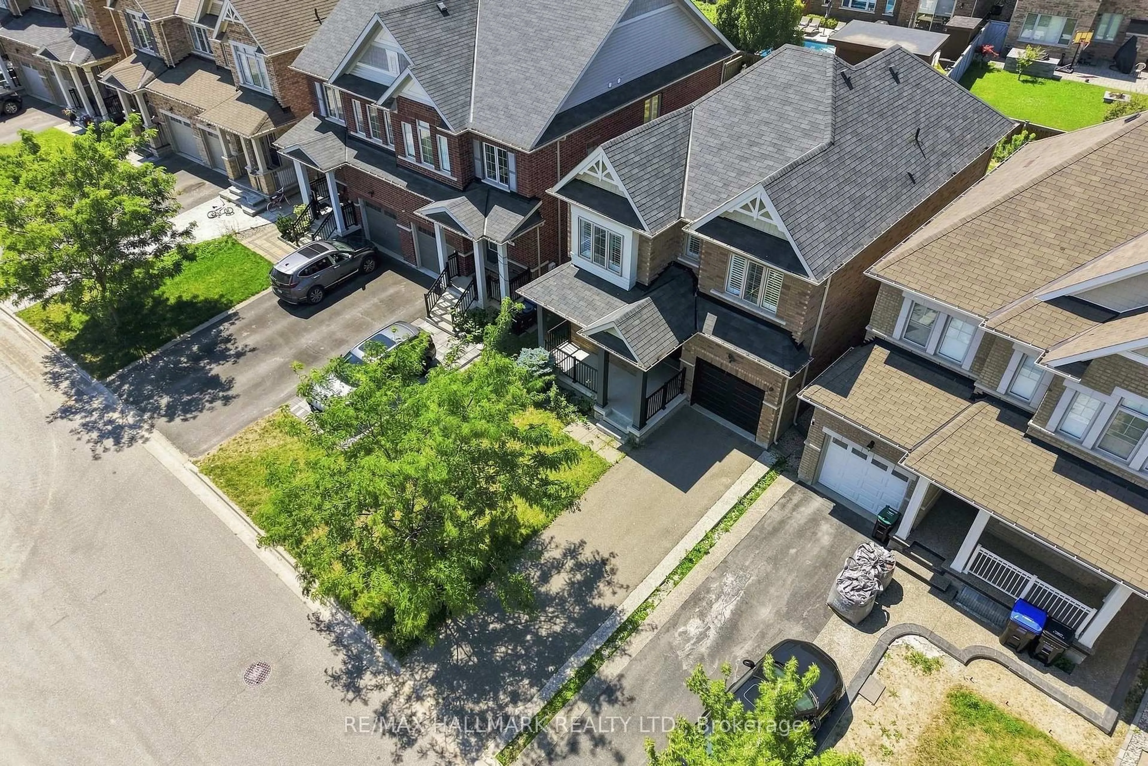 A pic from outside/outdoor area/front of a property/back of a property/a pic from drone, street for 82 Martin Tr, New Tecumseth Ontario L0G 1W0