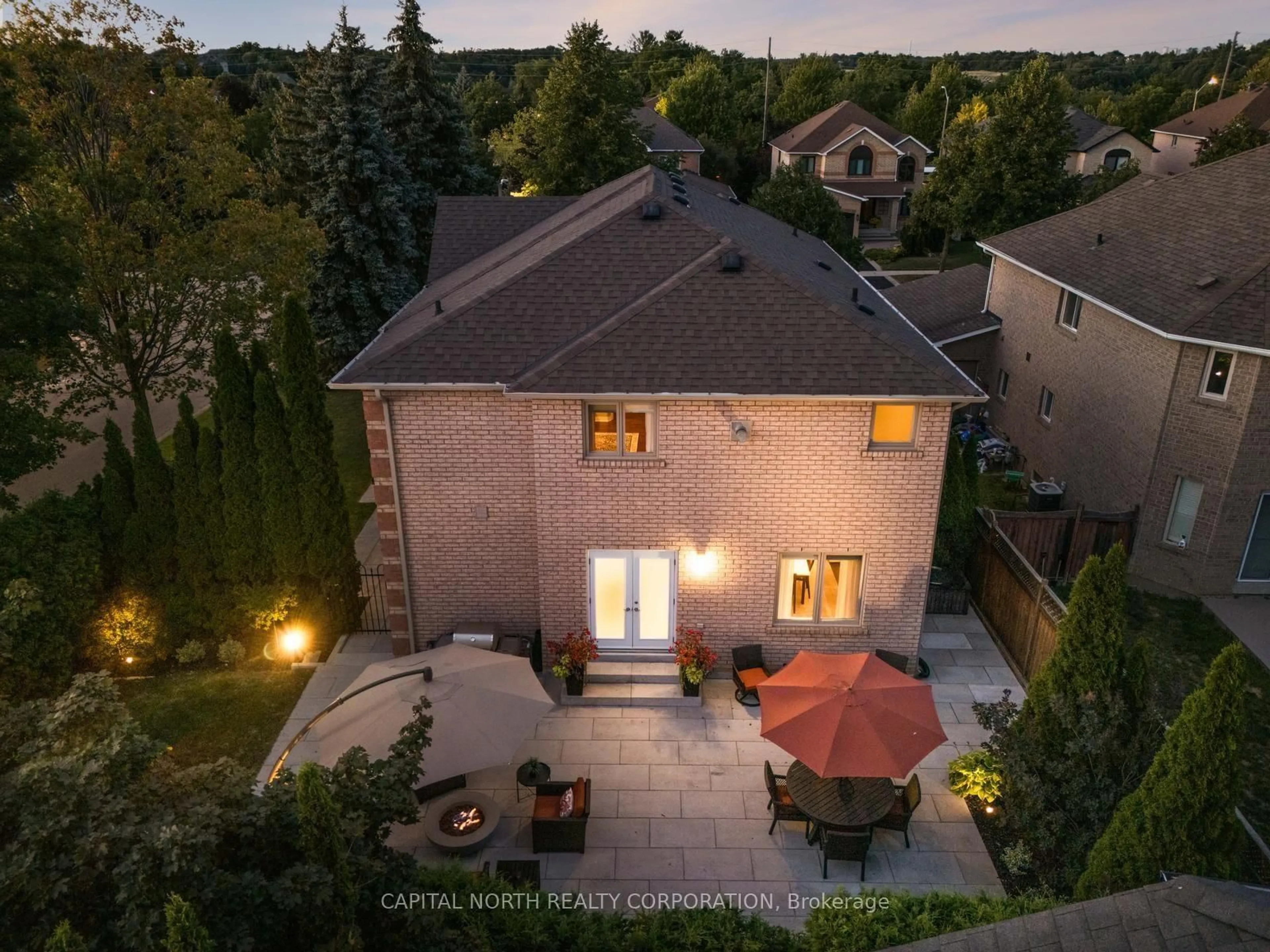 A pic from outside/outdoor area/front of a property/back of a property/a pic from drone, street for 40 Claremont Lane, Vaughan Ontario L4L 9A1