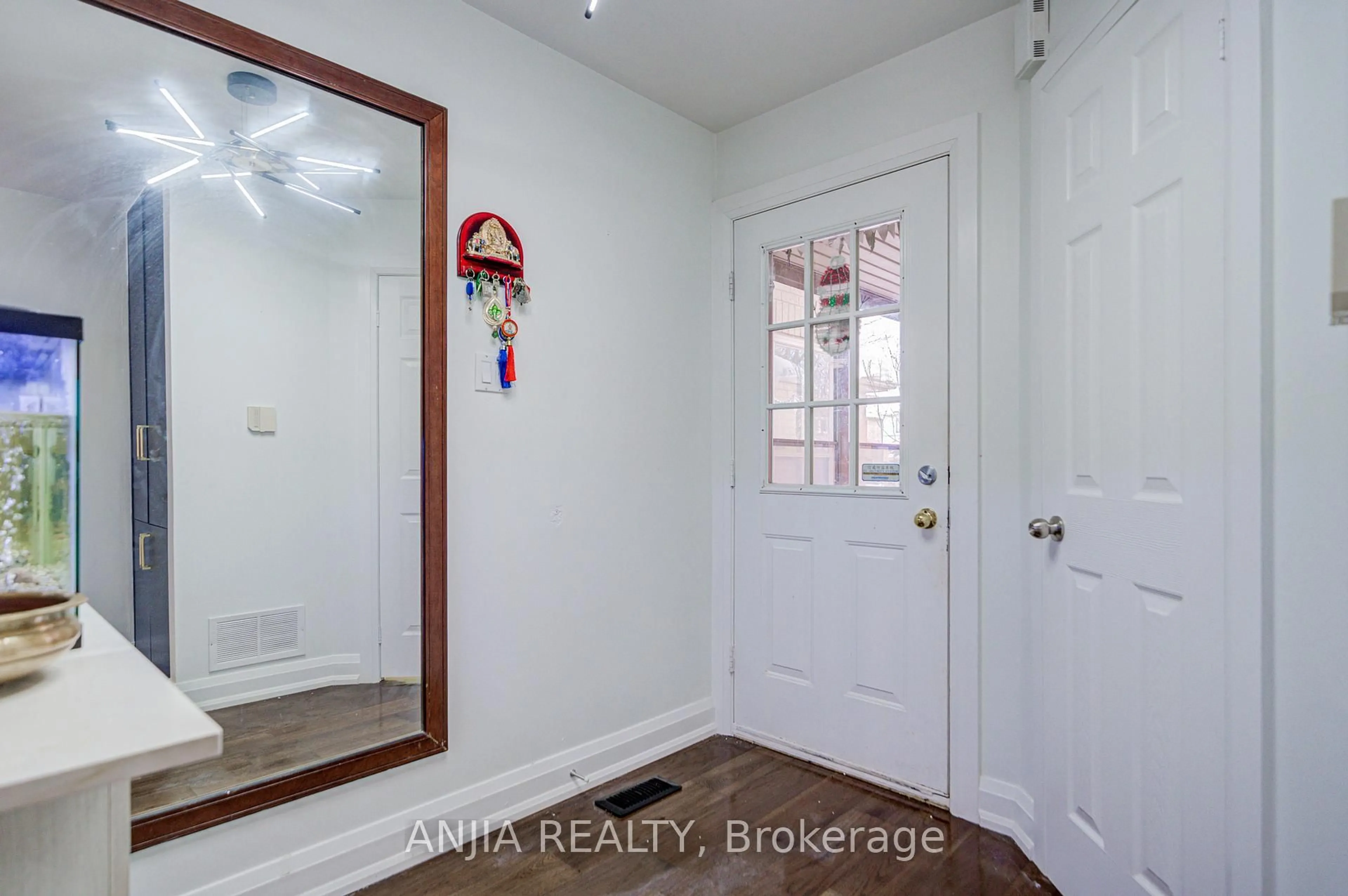 Indoor entryway for 17 Kenborough Crt, Markham Ontario L3S 3P3