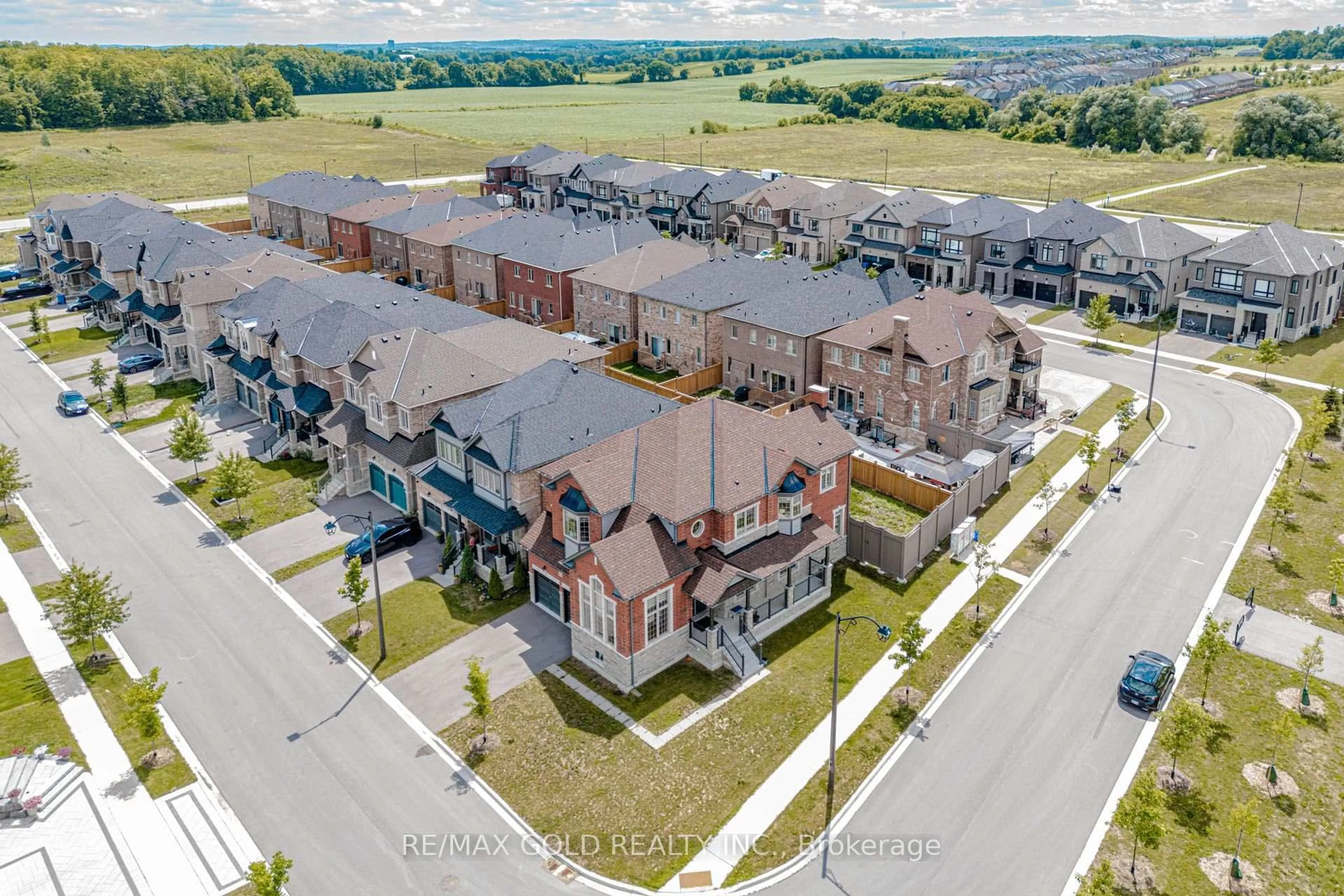 A pic from outside/outdoor area/front of a property/back of a property/a pic from drone, street for 53 Betty May Cres, East Gwillimbury Ontario L9N 1S2