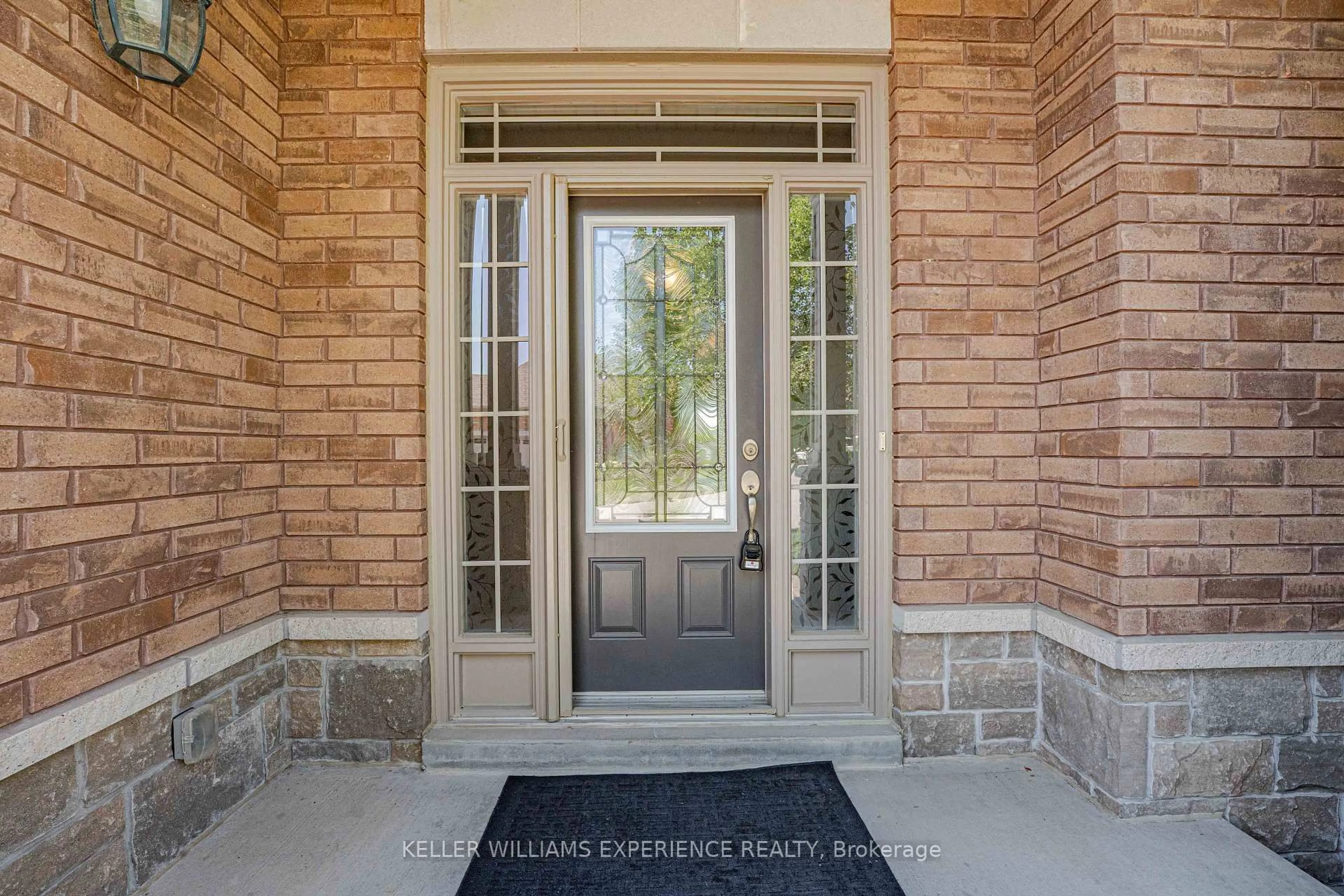 Indoor entryway for 26 Upper Highland, New Tecumseth Ontario L9R 0K5