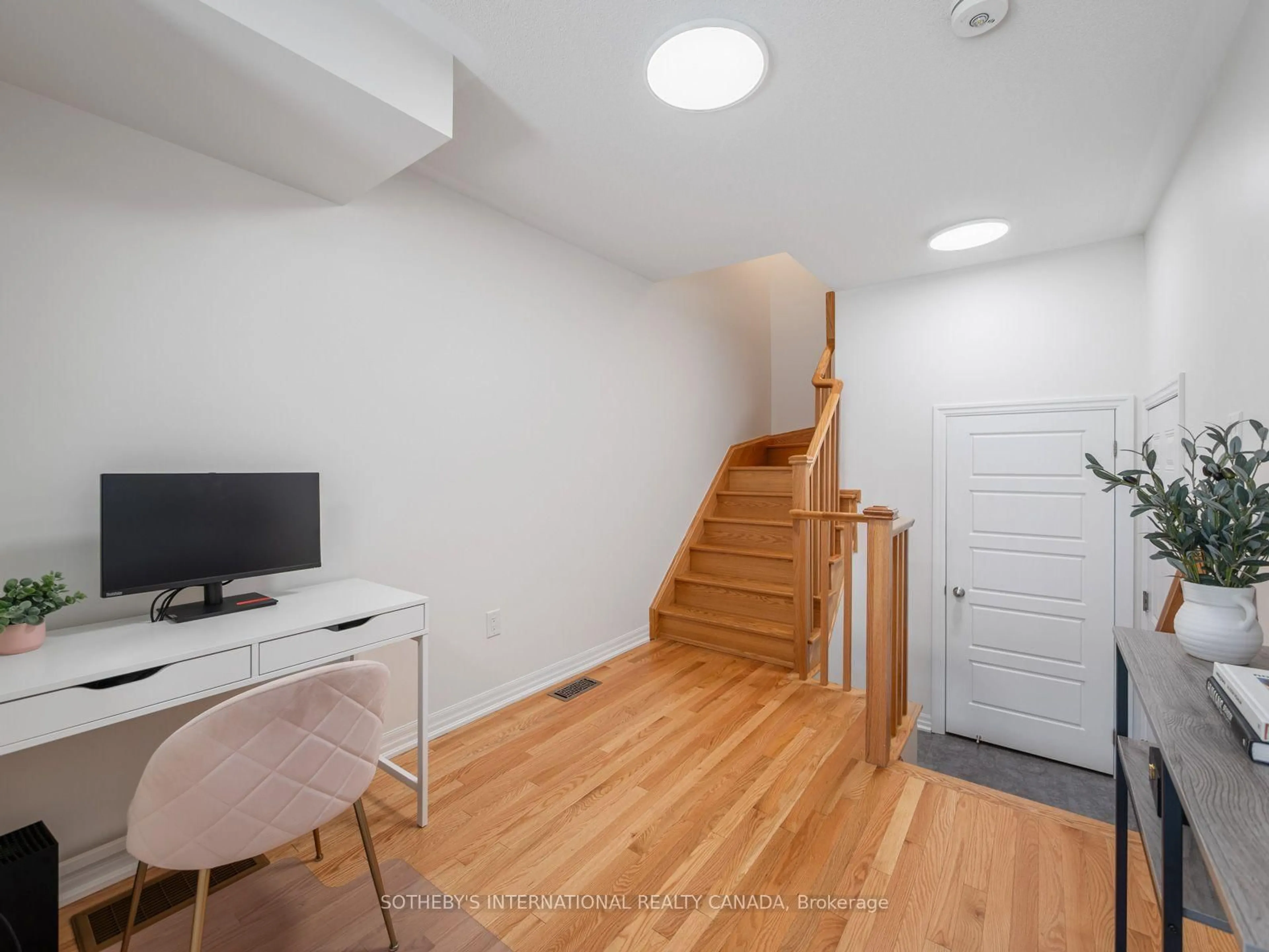 Unknown for 209 Vivant St, Newmarket Ontario L3X 0K7