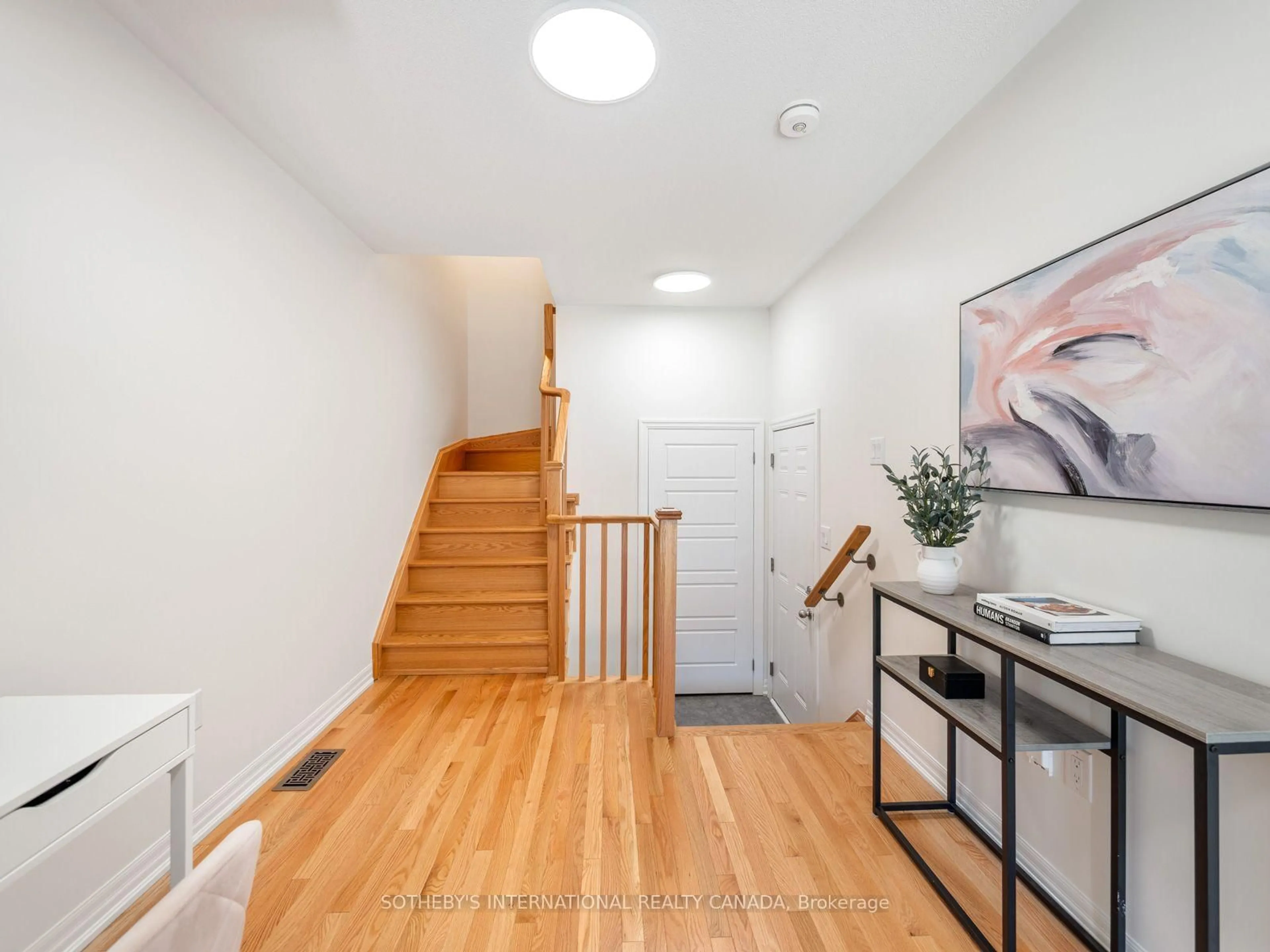 Indoor entryway for 209 Vivant St, Newmarket Ontario L3X 0K7